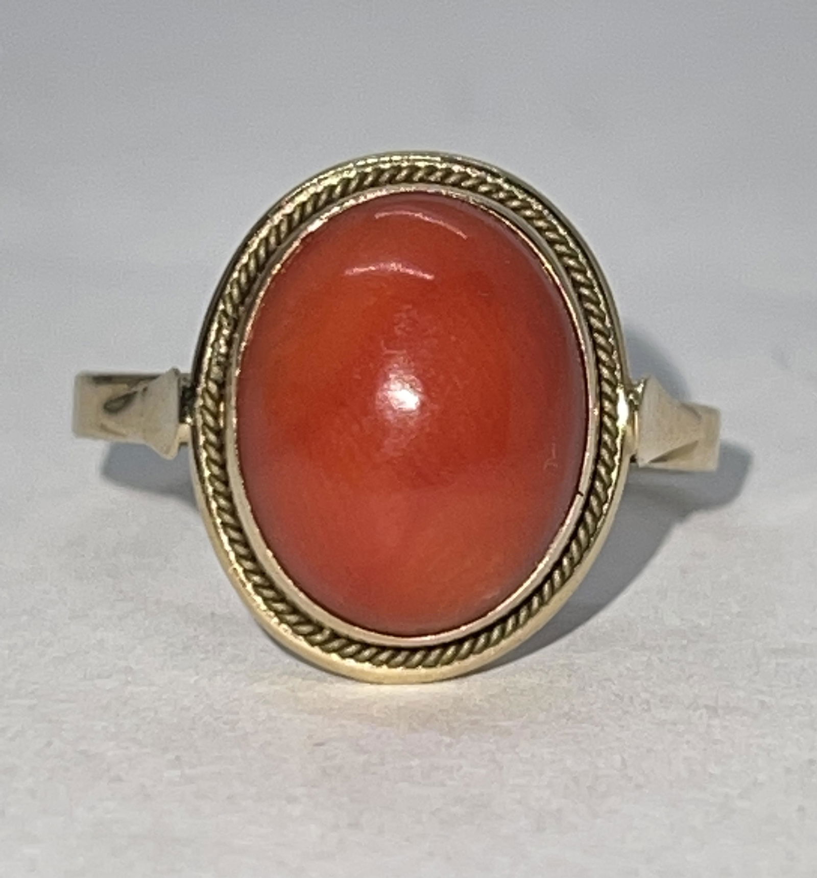 ANTIQUE 14K GOLD 2 CT CORAL COCKTAIL RING SZ 7 (1 of 2)