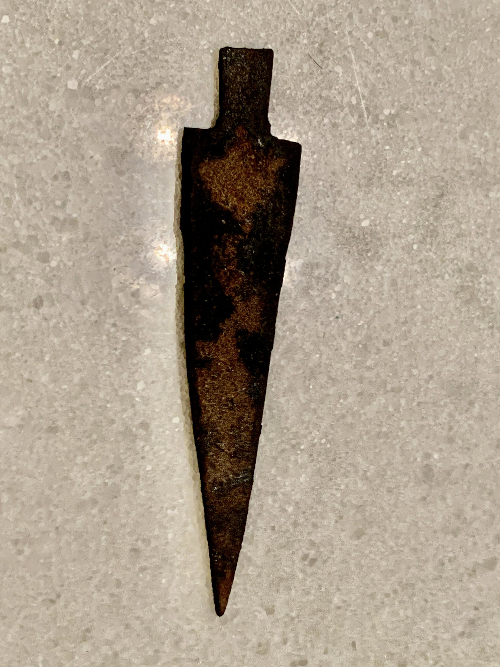 ANTIQUE NATIVE AMERICAN SPEAR POINT TRADE ARROW: ANTIQUE NATIVE AMERICAN SPEAR POINT TRADE ARROW. IN EXCELLENT OVERALL SHAPE AND CONDITION WITH A BEAUTIFUL OVERALL PATINA. A GREAT FIND AND AN EXCELLENT ADDITION TO YOUR COLLECTION.