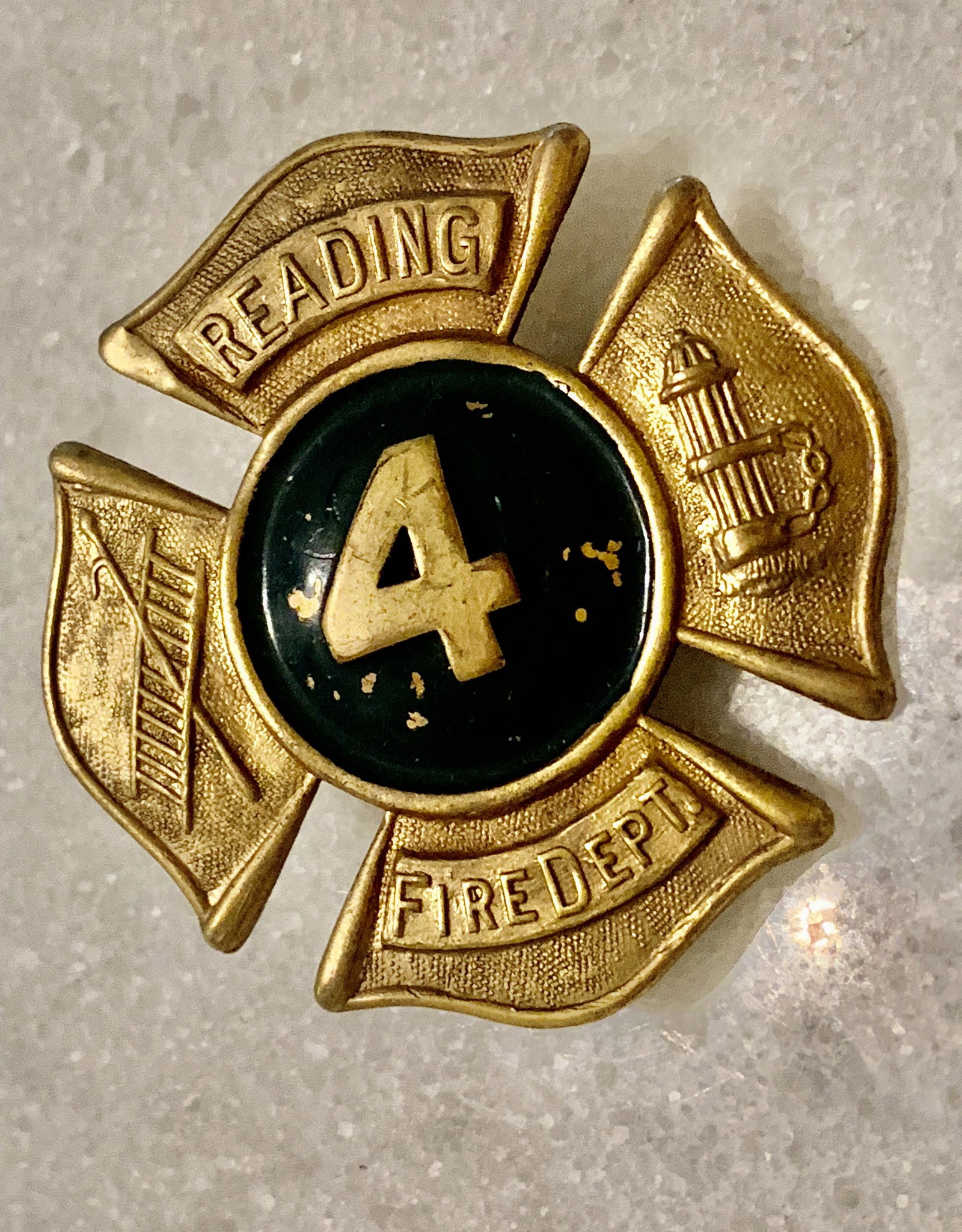 ANTIQUE READING, PA FIRE DEPT. BADGE: ANTIQUE READING, PA FIRE DEPT. BADGE. A GREAT FIND AND AN EXCELLENT ADDITION TO YOUR COLLECTION.