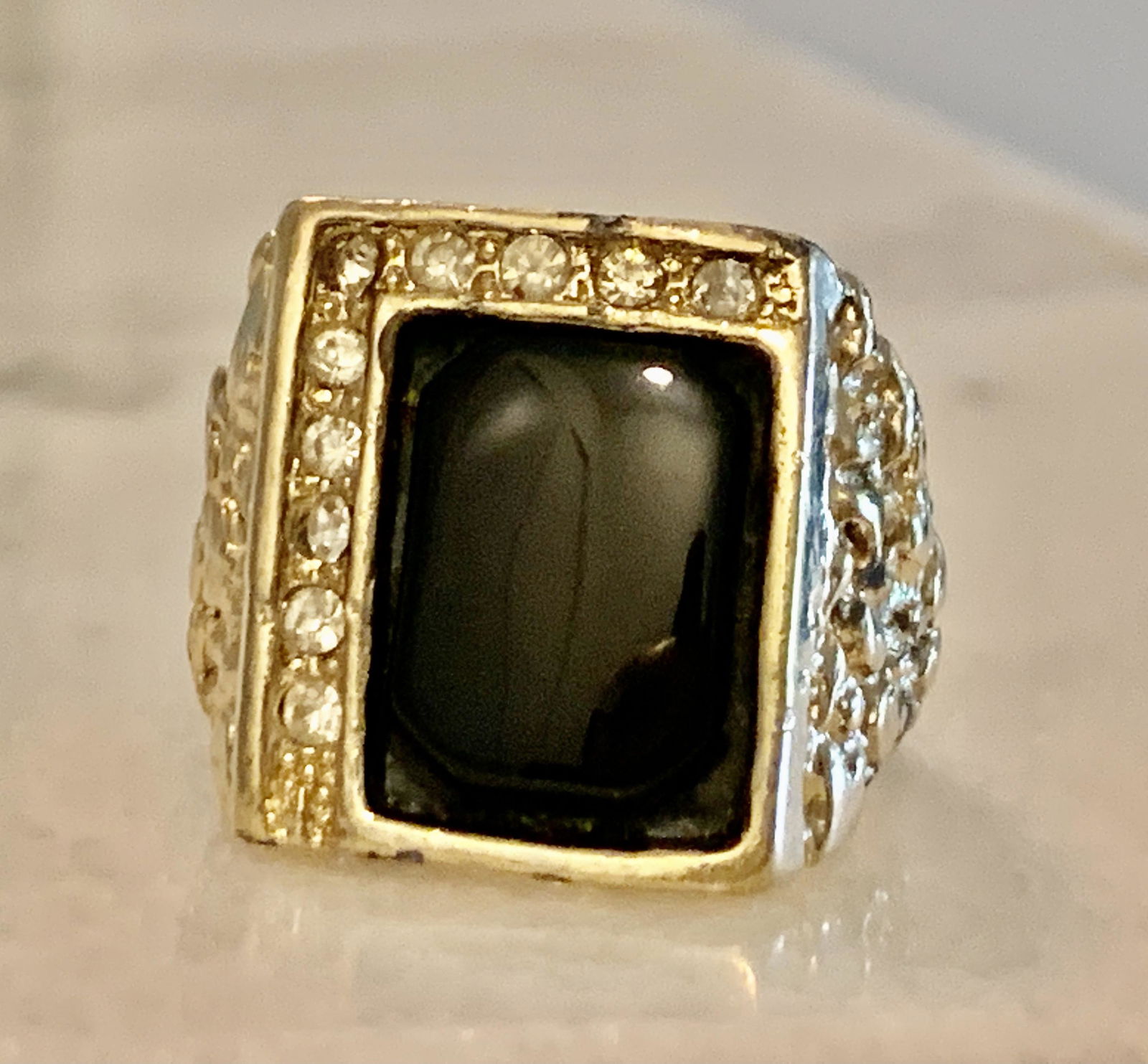 MENS GOLD PLATED ONYX RING SZ 7 (1 of 6)