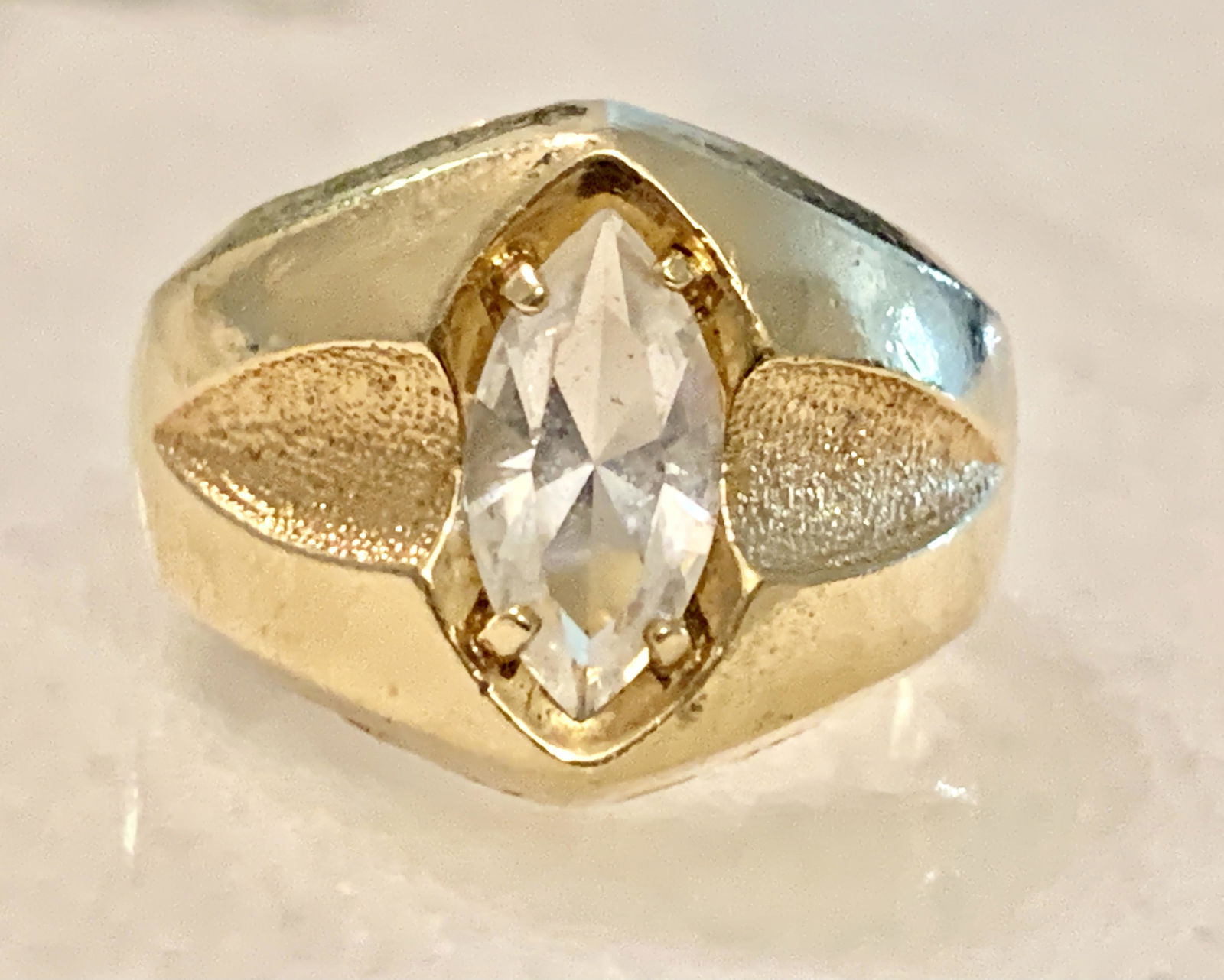 MENS SOLITAIRE GOLD PLATED RING SZ 9.5 (1 of 6)