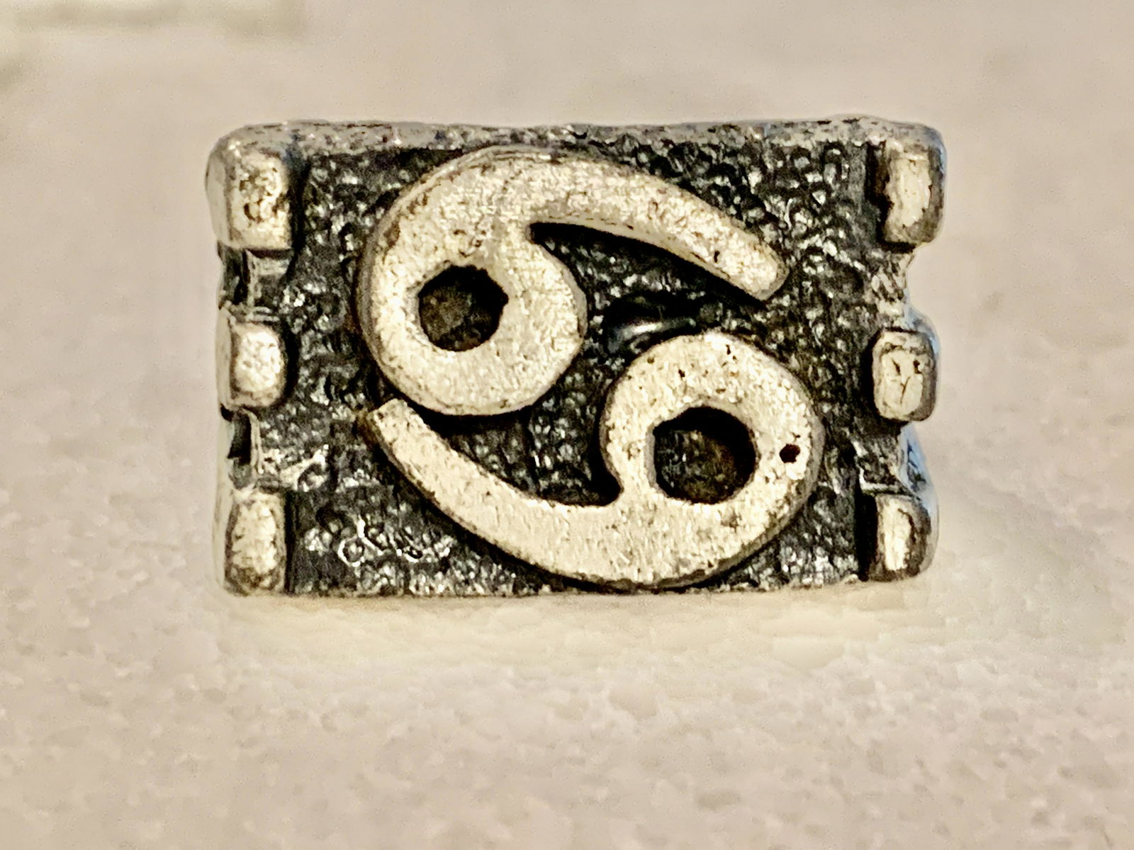 VINTAGE GOLD PLATED GOTHIC RING SZ 8 (1 of 5)