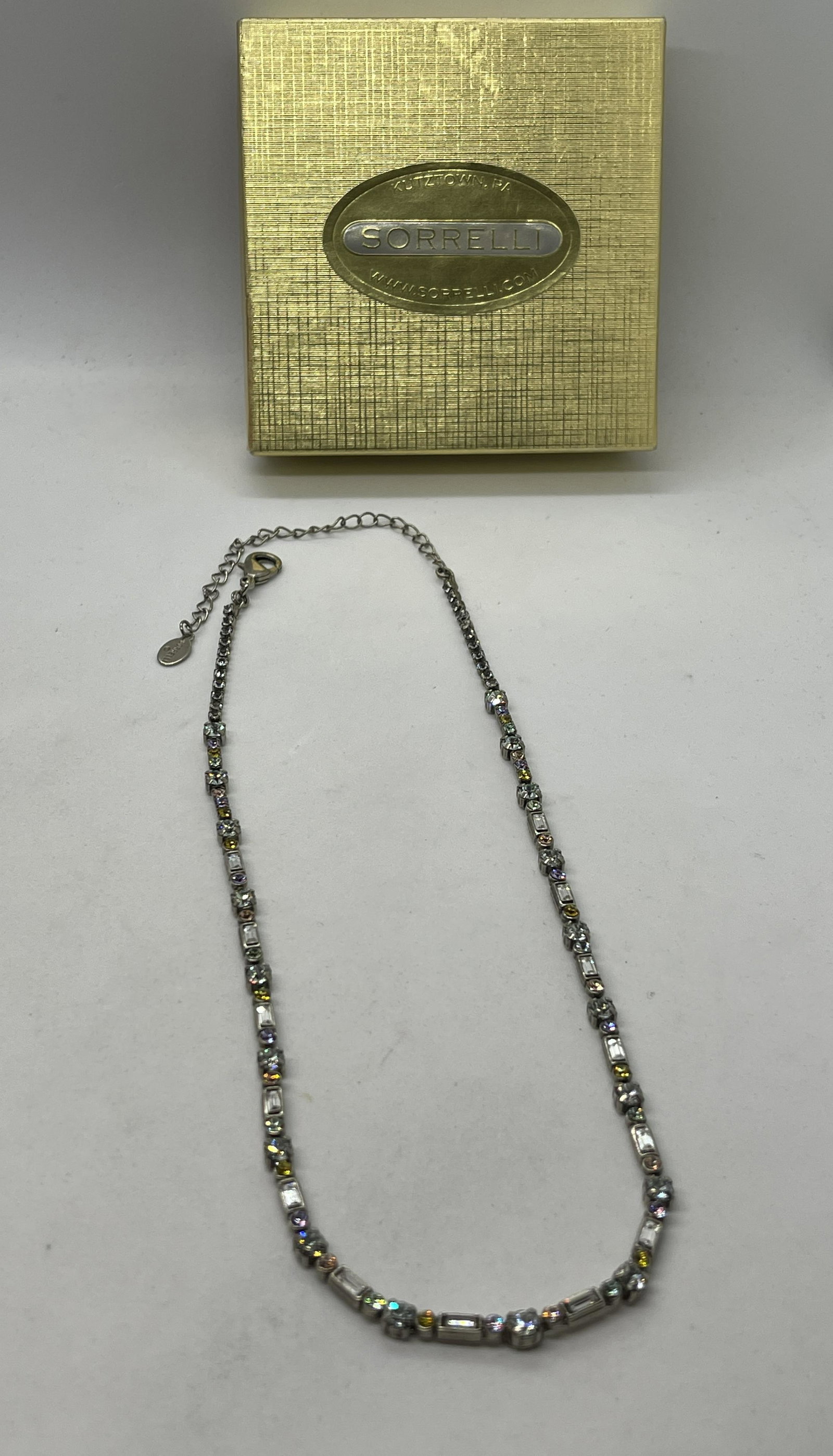 SORRELLI MULTI-GEMSTONE COCKTAIL NECKLACE IN ORIG. BOX: SORRELLI MULTI-GEMSTONE COCKTAIL NECKLACE IN ORIG. BOX. THE NECKLACE IS ADJUSTABLE AND MEASURES 21 INCHES LONG. A GREAT FIND AND AN EXCELLENT ADDITION TO YOUR COLLECTION.