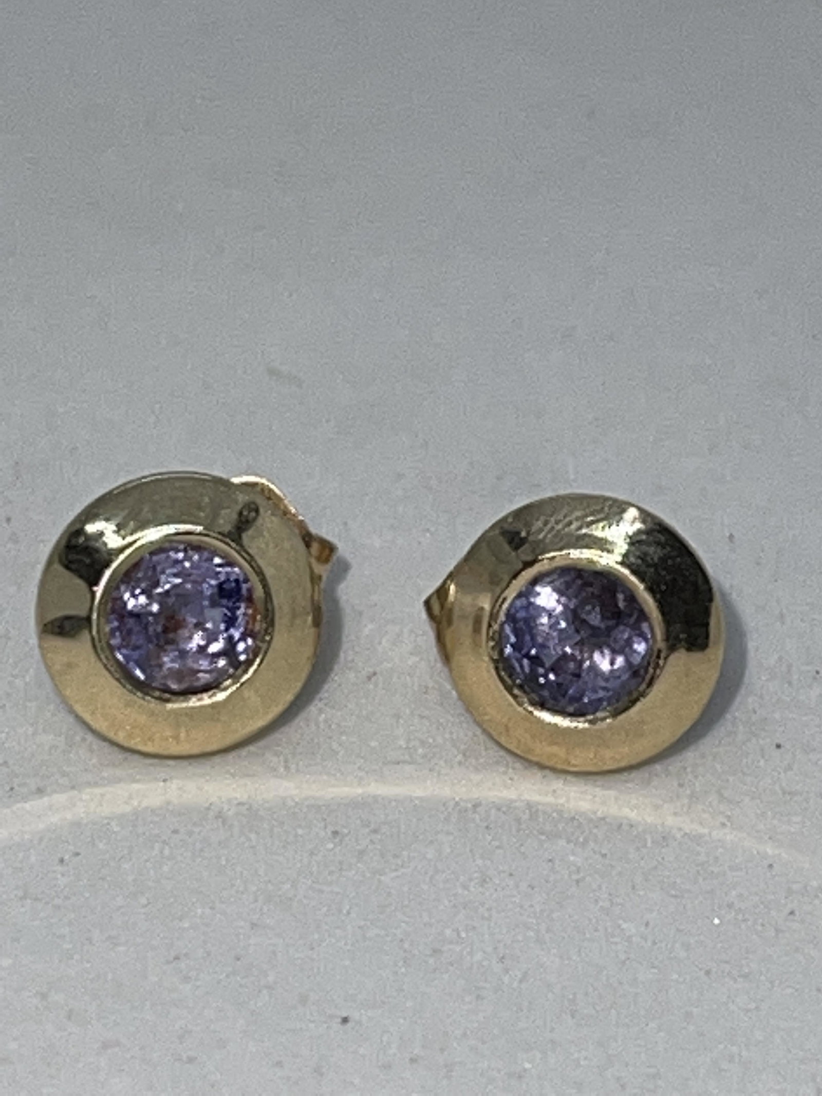 ESTATE 14K GOLD 0.50 TCW TANZANITE STUDS EARRINGS: ESTATE 14K GOLD 0.50 TCW TANZANITE STUDS EARRINGS. BEAUTIFUL PIERCED BACK STUDS. IN GOOD OVERALL SHAPE AND CONDITION. A GREAT FIND AND AN EXCELLENT ADDITION TO YOUR COLLECTION.