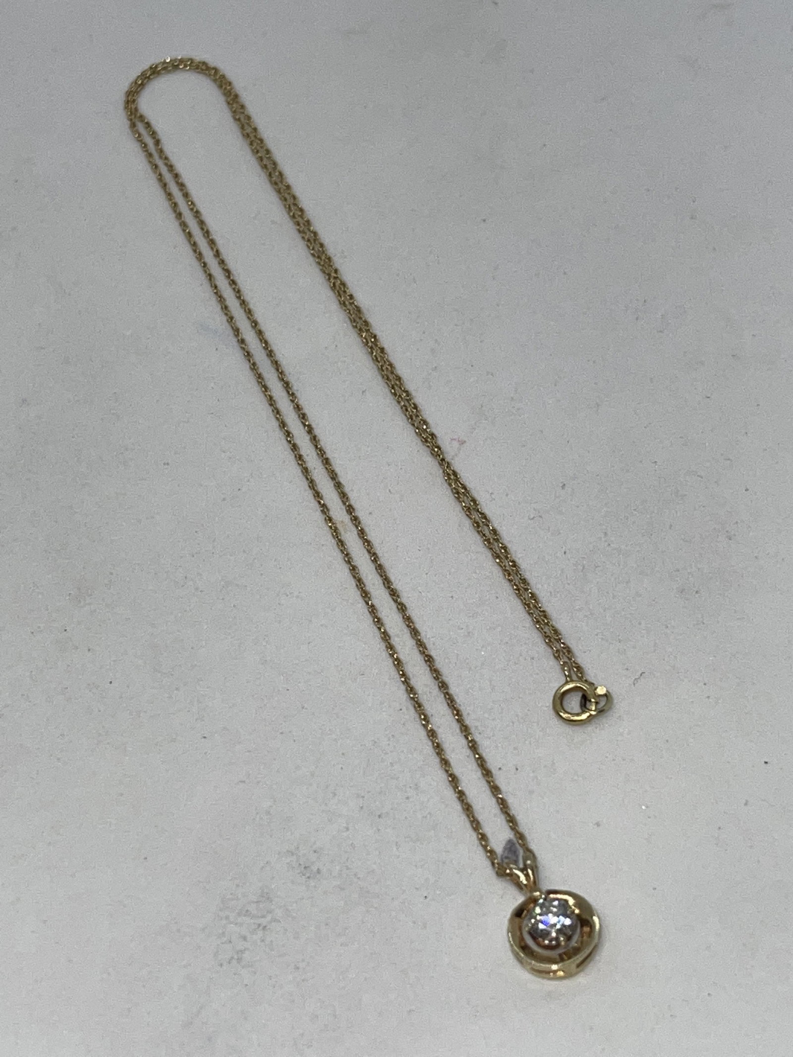 14K GOLD 0.30 CT SI,G SOLITAIRE DIAMOND NECKLACE: 14K GOLD 0.30 CT SI,G SOLITAIRE DIAMOND NECKLACE. IN MINT OVERALL SHAPE AND CONDITION. HAS A GREAT LOOK TO IT WITH AN EXCELLENT OVERALL EYE APPEAL. A GREAT FIND AND AN EXCELLENT ADDITION TO YOUR COLLE