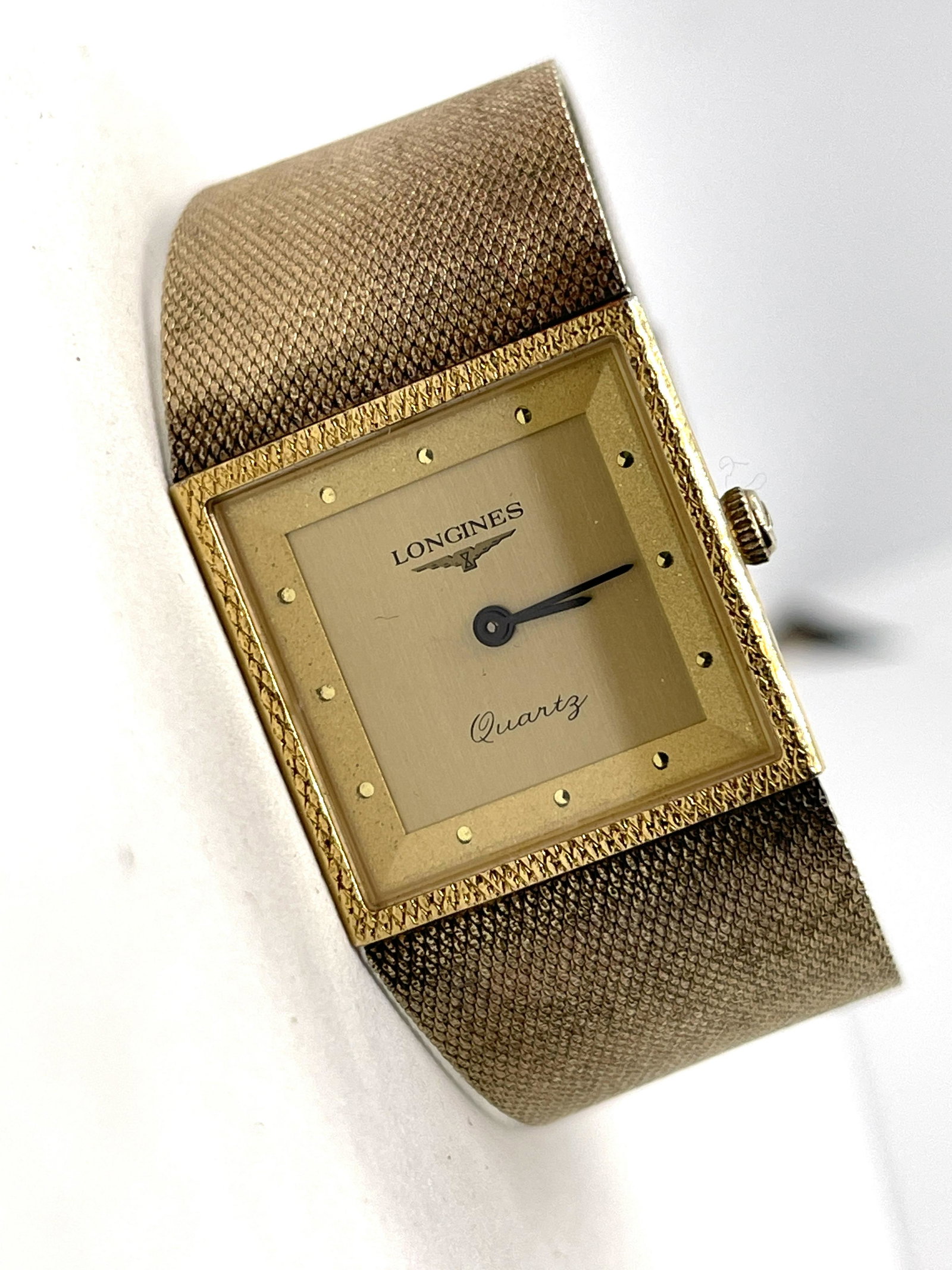 LONGINES 10K GOLD FILLED MENS WRISTWATCH: LONGINES 10K GOLD FILLED MENS WRISTWATCH. IN MINT OVERALL SHAPE AND CONDITION. HAS A GREAT LOOK TO IT WITH AN EXCELLENT OVERALL EYE APPEAL. A GREAT FIND AND AN EXCELLENT ADDITION TO YOUR COLLECTION.