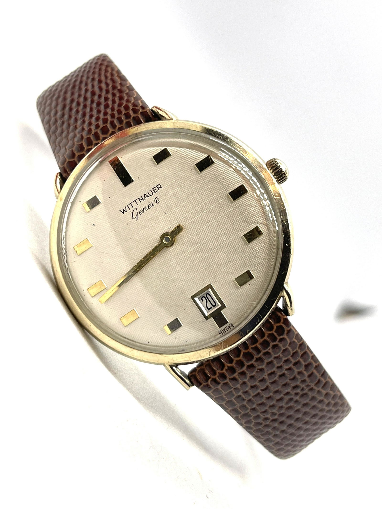 MENS WITTNAUER GENEVE HAND-WINDING WRISTWATCH: MENS WITTNAUER GENEVE HAND-WINDING WRISTWATCH. IN MINT OVERALL SHAPE AND CONDITION. HAS A GREAT LOOK TO IT WITH AN EXCELLENT OVERALL EYE APPEAL. WATCH DOES RUN AND DOES KEEP TIME. LOOKS GREAT. A GREAT
