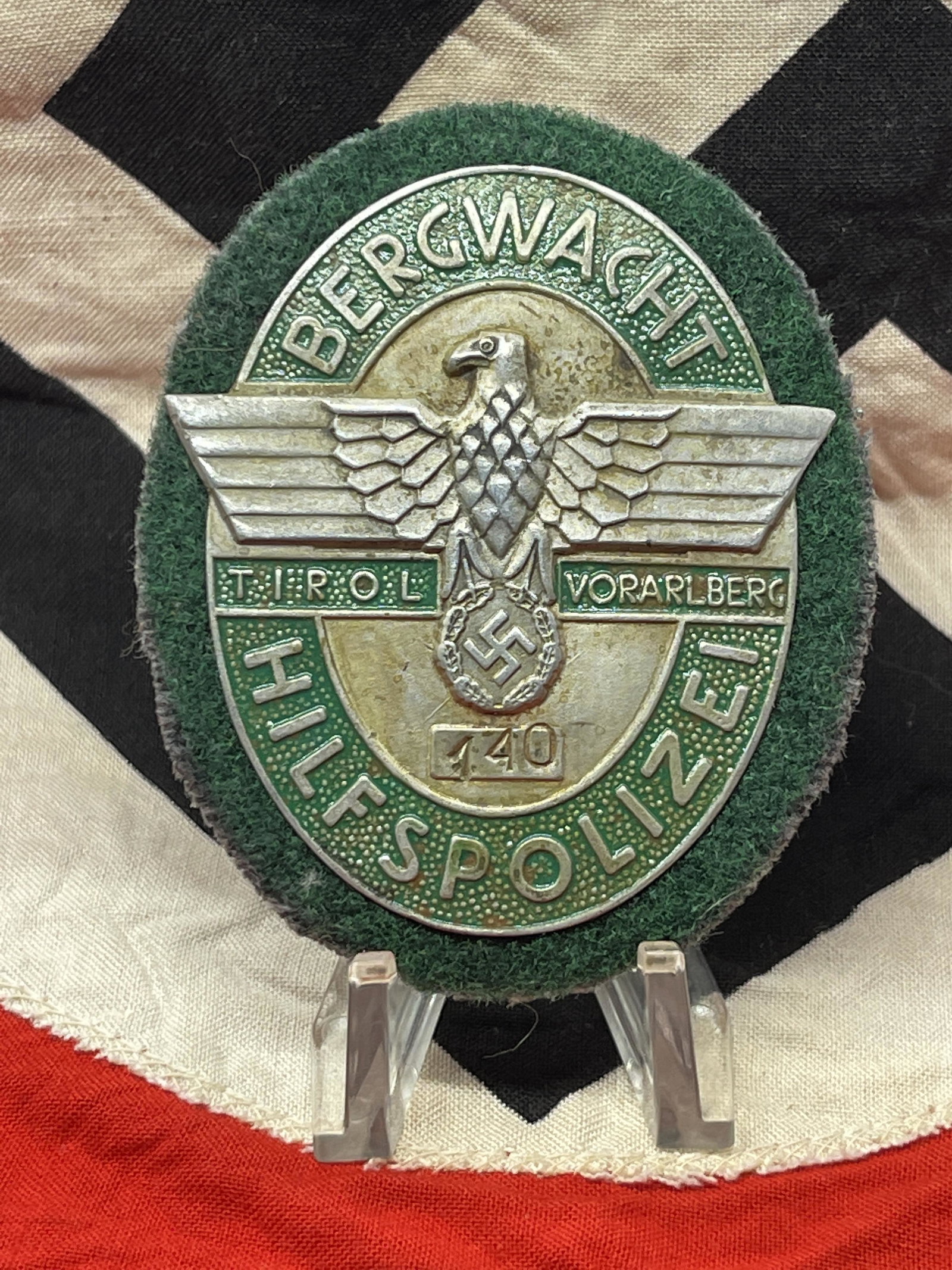WW2 GERMAN POLICE BERGWACHT HILFSPOLIZEI RALLY BADGE: WW2 GERMAN POLICE BERGWACHT HILFSPOLIZEI RALLY BADGE. HAS THE MAKER MARKS ON THE BACK. IN MINT OVERALL SHAPE AND CONDITION WITH A BEAUTIFUL OVERALL PATINA. HAS A GREAT LOOK TO IT WITH AN EXCELLENT OVE