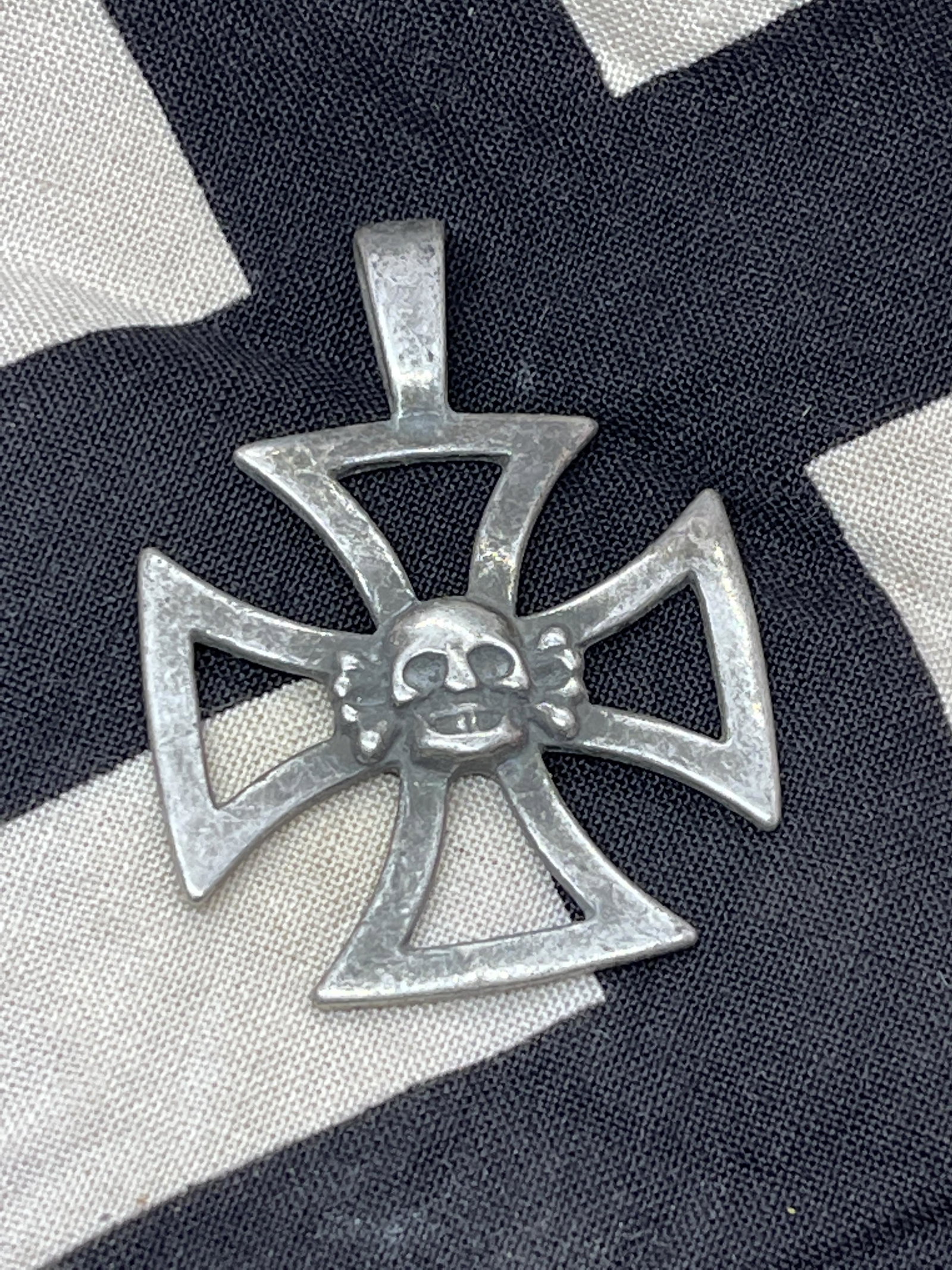 WW2 GERMAN SS OFFICER SKULL CROSS PENDANT: WW2 GERMAN SS OFFICER SKULL CROSS PENDANT. IN MINT OVERALL SHAPE AND CONDITION. A GREAT FIND AND AN EXCELLENT ADDITION TO YOUR COLLECTION.