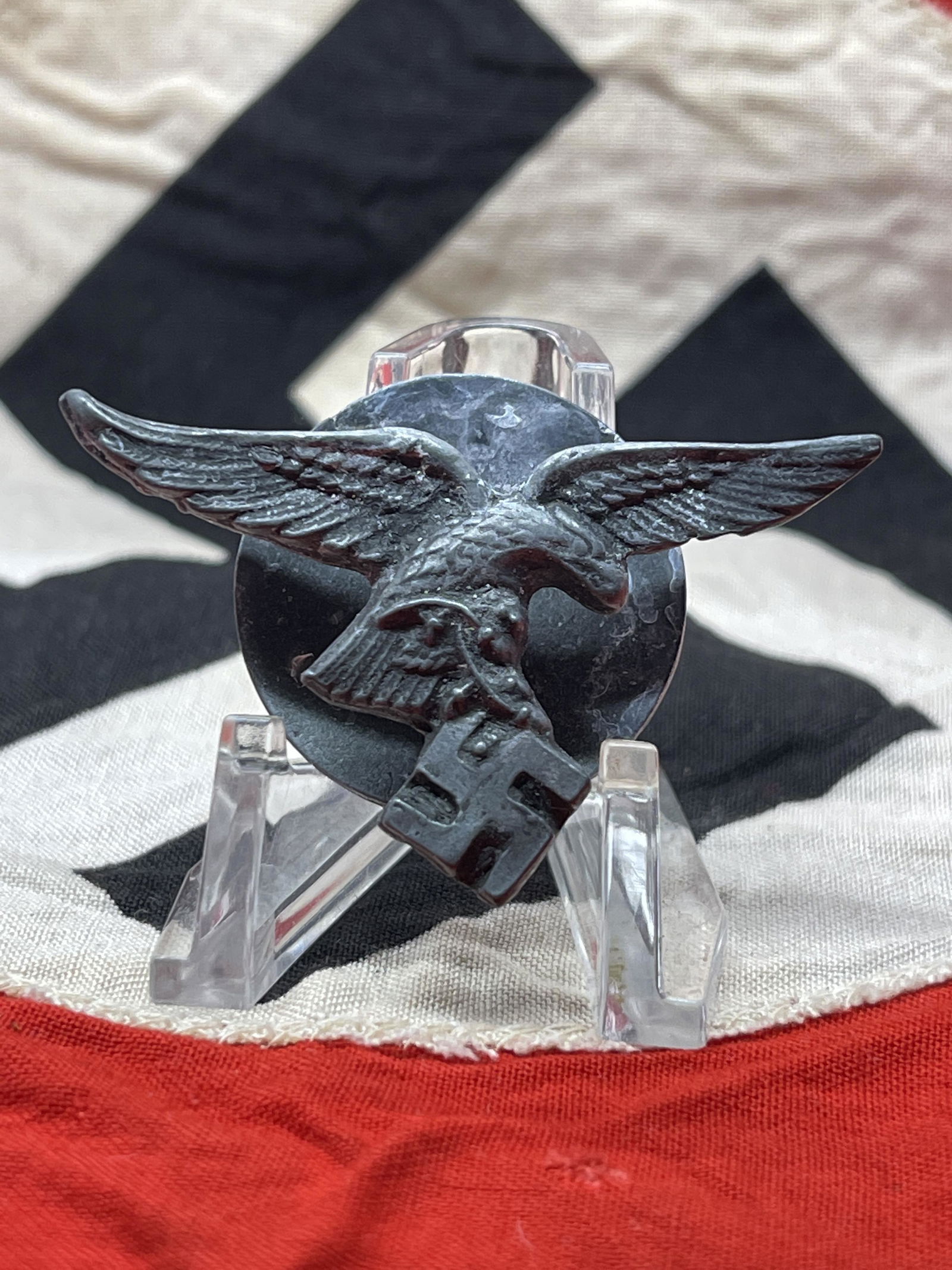 WW2 GERMAN LUFTWAFFE OFFICER HAT BADGE W/SS & RZM MARKS: WW2 GERMAN LUFTWAFFE OFFICER HAT BADGE W/SS & RZM MAKER MARKS. IN MINT OVERALL SHAPE AND CONDITION WITH A BEAUTIFUL OVERALL PATINA. HAS A GREAT LOOK TO IT WITH AN EXCELLENT OVERALL EYE APPEAL. A GREAT