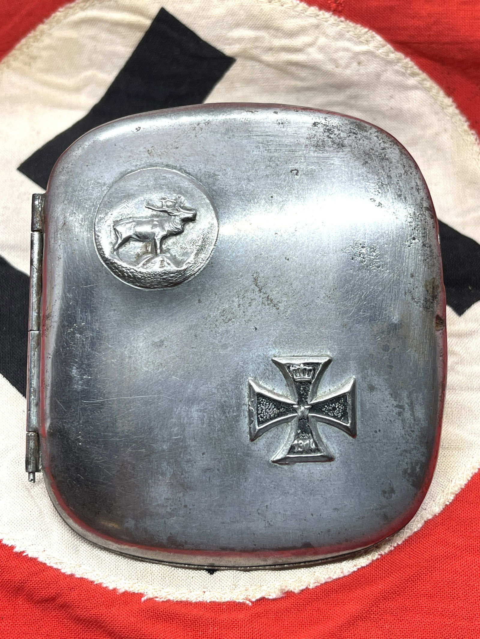 RARE WW1 GERMAN PRUSSIAN OFFICER CIGARETTE SILVER CASE: RARE WW1 GERMAN PRUSSIAN OFFICER CIGARETTE SILVER CASE. IN MINT OVERALL SHAPE AND CONDITION WITH A BEAUTIFUL OVERALL PATINA. HAS A GREAT LOOK TO IT WITH AN EXCELLENT OVERALL EYE APPEAL. PLEASE VIEW AL