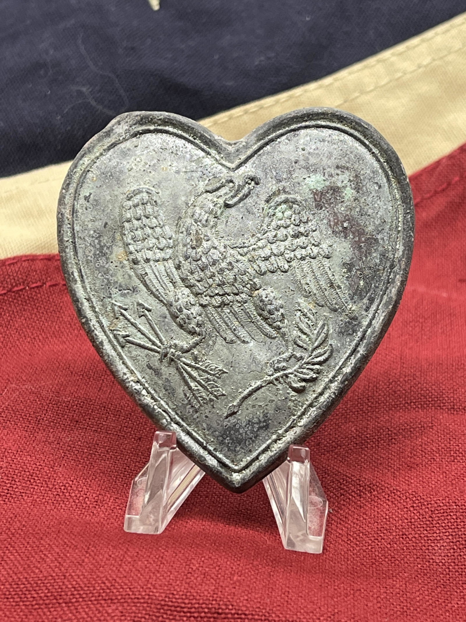 RARE CIVIL WAR CONFEDERATE EAGLE MARTINGALE: RARE CIVIL WAR CONFEDERATE EAGLE MARTINGALE. IN MINT OVERALL SHAPE AND CONDITION WITH A BEAUTIFUL OVERALL PATINA. HAS A GREAT LOOK TO IT WITH AN EXCELLENT OVERALL EYE APPEAL. PLEASE VIEW ALL DETAILED 