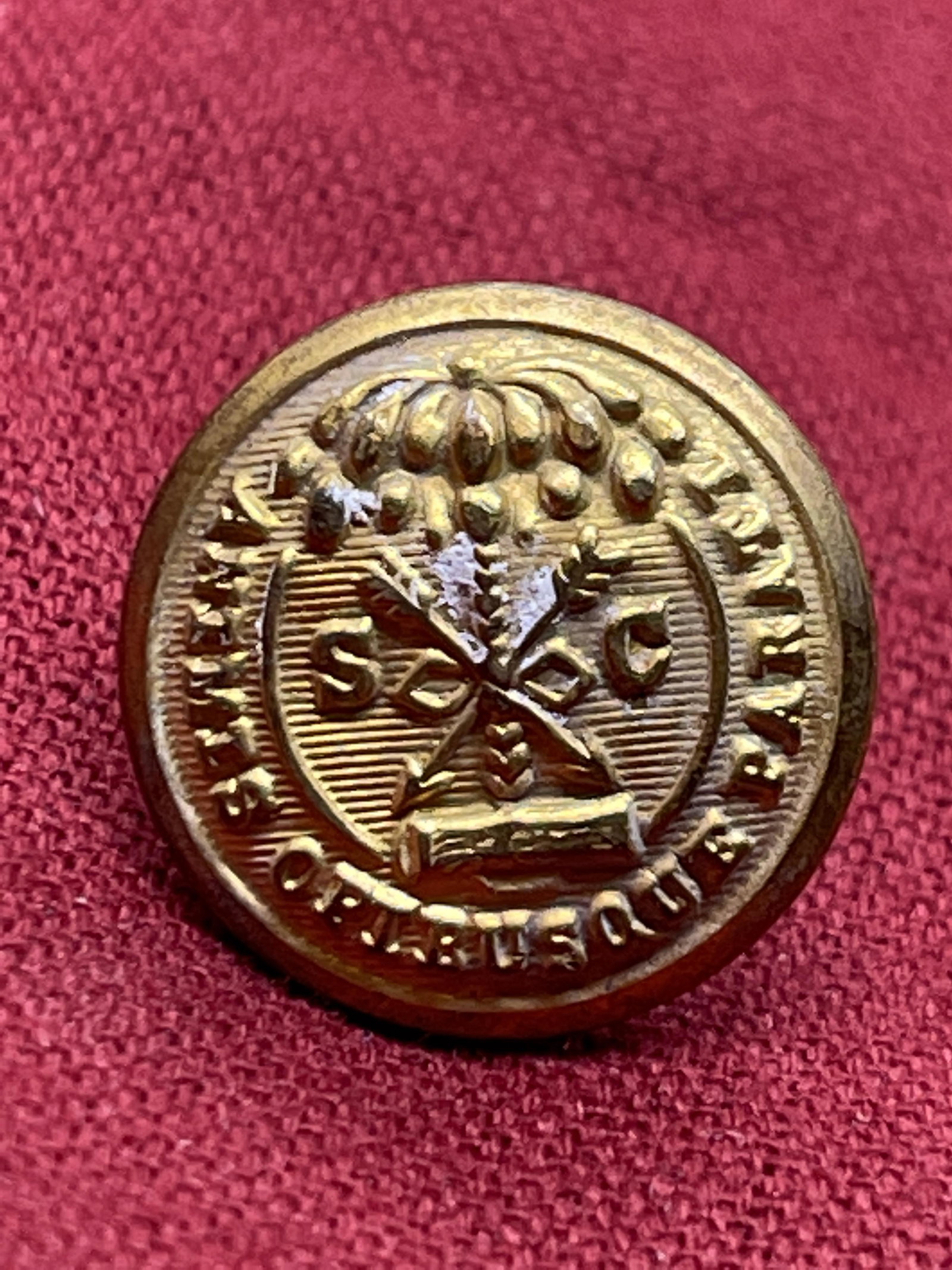 CIVIL WAR CONFEDERATE S.C. SOUTH CAROLINA COAT BUTTON: CIVIL WAR CONFEDERATE S.C. SOUTH CAROLINA COAT BUTTON WITH MAKER MARKS. IN MINT OVERALL SHAPE AND CONDITION. HAS A GREAT LOOK TO IT WITH AN EXCELLENT OVERALL EYE APPEAL. A GREAT FIND AND AN EXCELLENT 