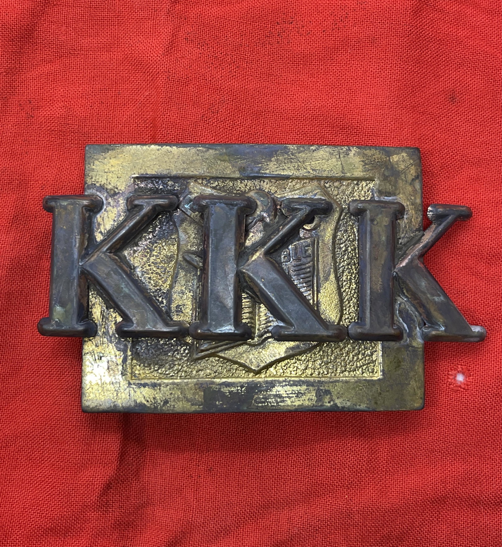 ANTIQUE KKK KU KLUX KLAN BELT BUCKLE: ANTIQUE KKK KU KLUX KLAN BELT BUCKLE. IN MINT OVERALL SHAPE AND CONDITION WITH A BEAUTIFUL OVERALL PATINA. A RARE COLLECTIBLE FIND. A GREAT FIND AND AN EXCELLENT ADDITION TO YOUR HISTORIC COLLECTION.