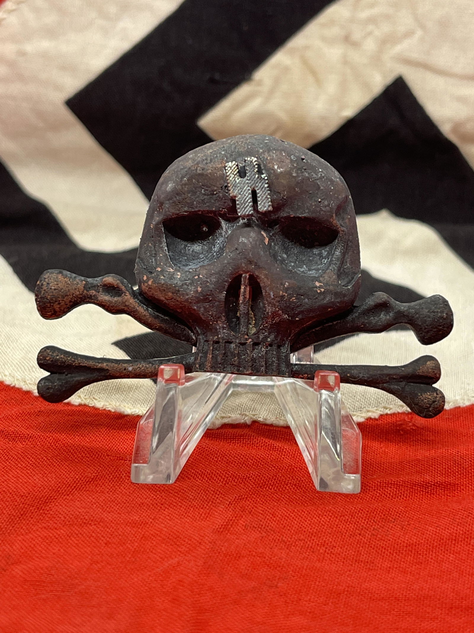 RARE WW2 GERMAN WAFFEN SS SKULL CROSSED BONES BADGE: RARE WW2 GERMAN WAFFEN SS SKULL CROSSED BONES BADGE. A VERY RARE FIND. IN MINT OVERALL SHAPE AND CONDITION WITH A BEAUTIFUL OVERALL PATINA. HAS A GREAT LOOK TO IT WITH AN EXCELLENT OVERALL EYE APPEAL.