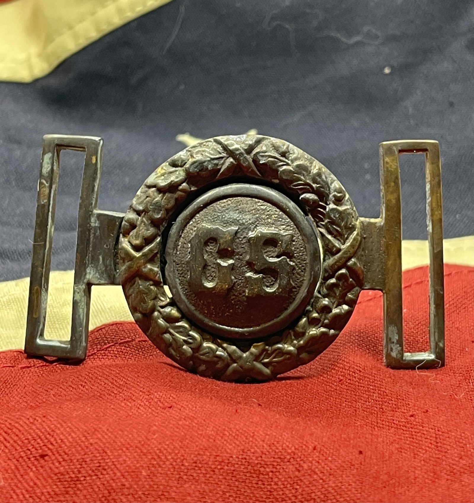 CIVIL WAR CONFEDERATE VETERANS C.S. BELT BUCKLE AIKEN: CIVIL WAR CONFEDERATE VETERANS C.S. BELT BUCKLE AIKEN S.C. CAMP UCV. IN MINT OVERALL SHAPE AND CONDITION. HAS A GREAT LOOK TO IT WITH AN EXCELLENT OVERALL EYE APPEAL. PLEASE VIEW ALL DETAILED PICTURES