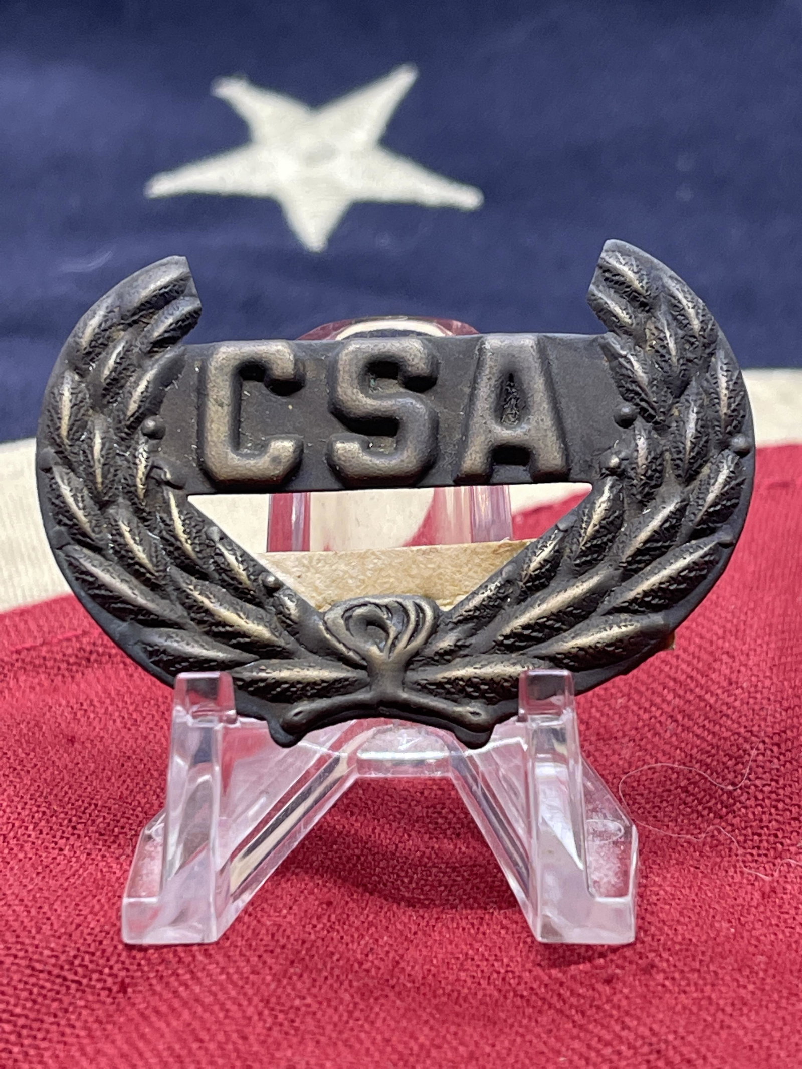 SCARCE CIVIL WAR CONFEDERATE VETERANS CSA HAT WREAT: SCARCE CIVIL WAR CONFEDERATE VETERANS CSA HAT WREAT INSIGNIA. IN MINT OVERALL SHAPE AND CONDITION WITH A BEAUTIFUL OVERALL PATINA. HAS A GREAT LOOK TO IT WITH AN EXCELLENT OVERALL EYE APPEAL. PLEASE V