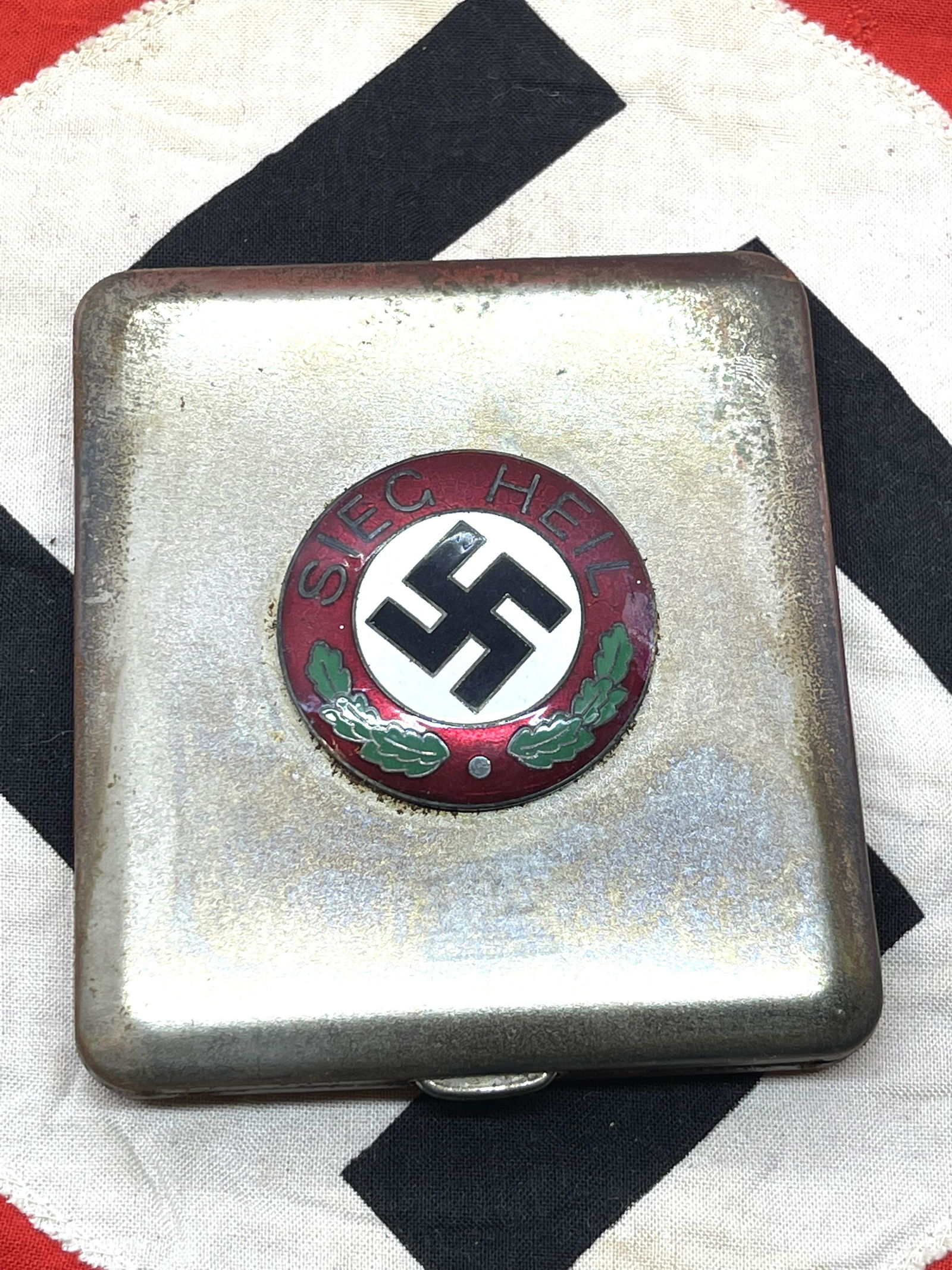 WW2 GERMAN NSDAP SIEG HEIL CIGARETTE CASE: WW2 GERMAN NSDAP SIEG HEIL CIGARETTE CASE. HAS THE MAKER MARKS ON THE INSIDE. IN MINT OVERALL SHAPE AND CONDITION WITH A BEAUTIFUL OVERALL PATINA. A GREAT FIND AND AN EXCELLENT ADDITION TO YOUR COLLEC