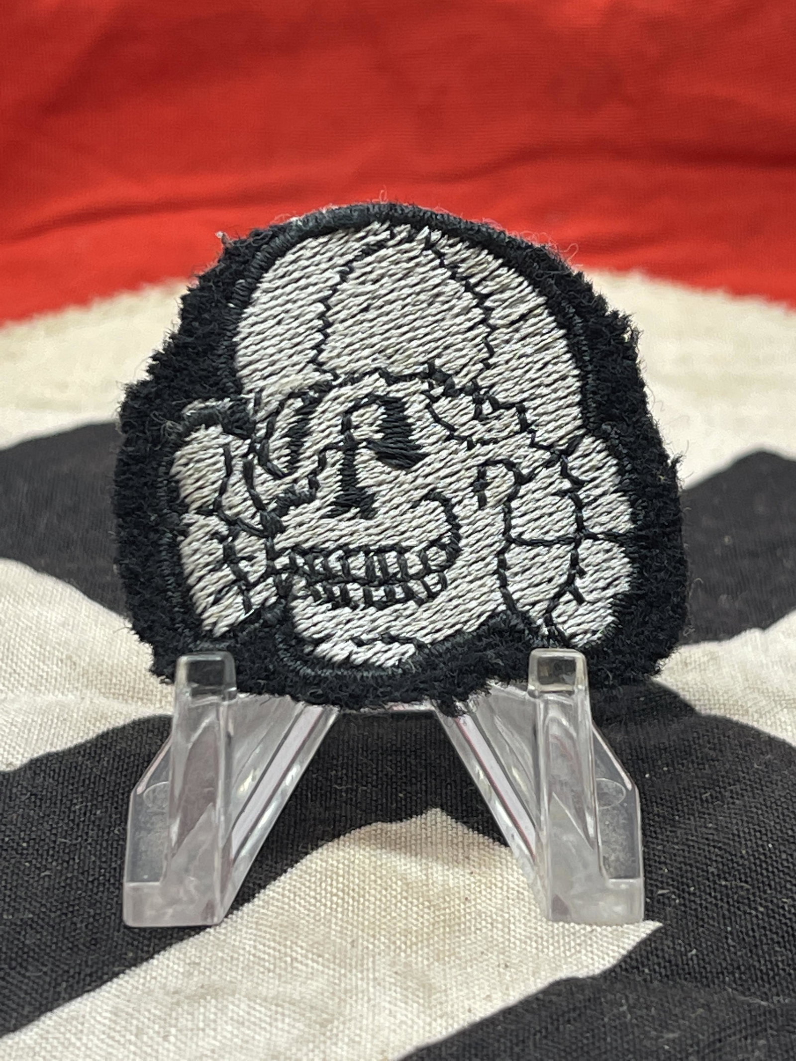 WW2 GERMAN TOTENKOPF SS SKULL CAP INSIGNIA: WW2 GERMAN TOTENKOPF SS SKULL CAP INSIGNIA. IN MINT OVERALL SHAPE AND CONDITION. HAS A GREAT LOOK TO IT WITH AN EXCELLENT OVERALL EYE APPEAL. A GREAT FIND AND AN EXCELLENT ADDITION TO YOUR COLLECTION.