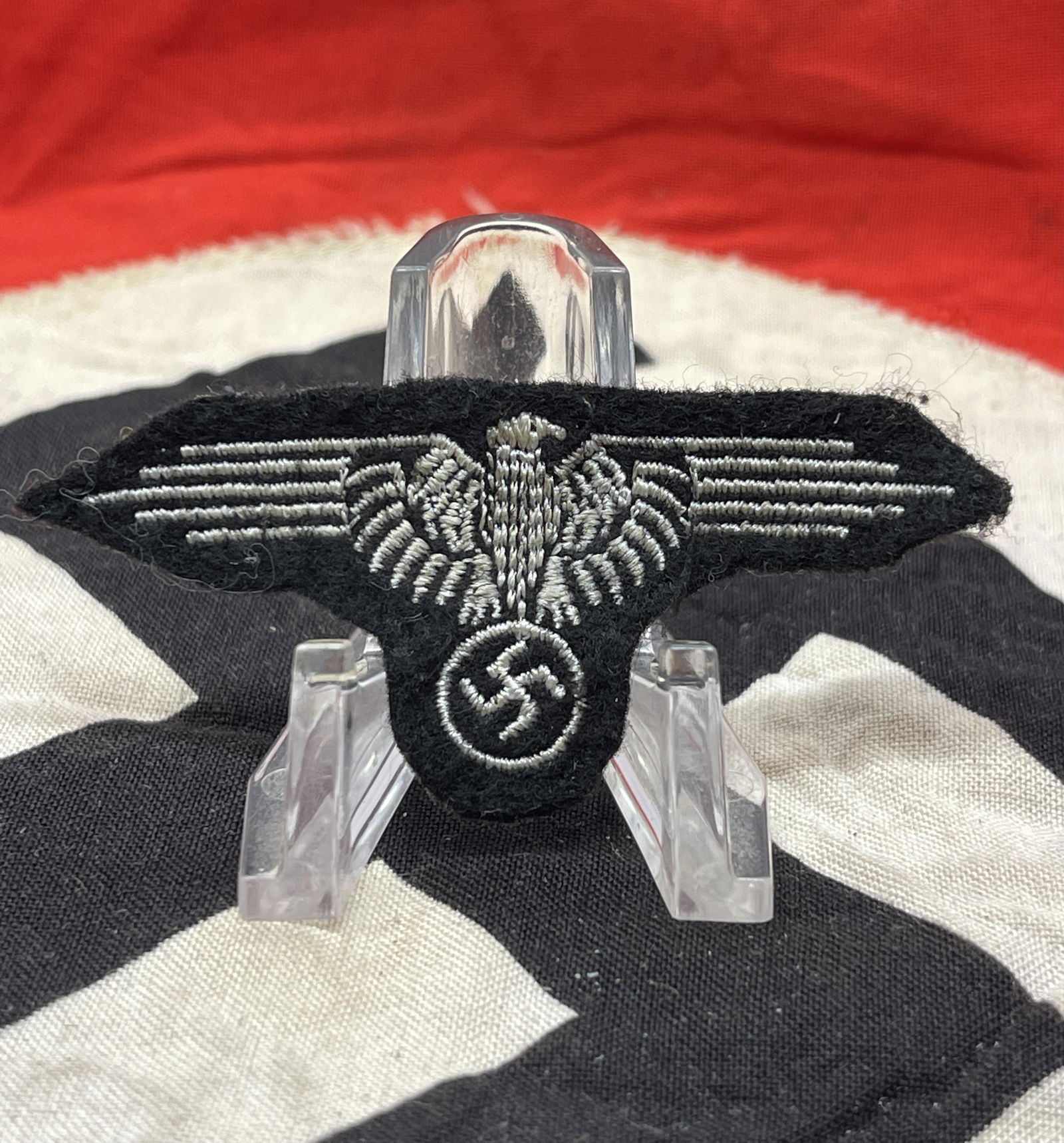 RARE WW2 GERMAN WAFFEN SS EAGLE HAT INSIGNIA: RARE WW2 GERMAN WAFFEN SS EAGLE HAT INSIGNIA. IN MINT OVERALL SHAPE AND CONDITION WITH A BEAUTIFUL OVERALL PATINA. A GREAT FIND AND AN EXCELLENT ADDITION TO YOUR COLLECTION.