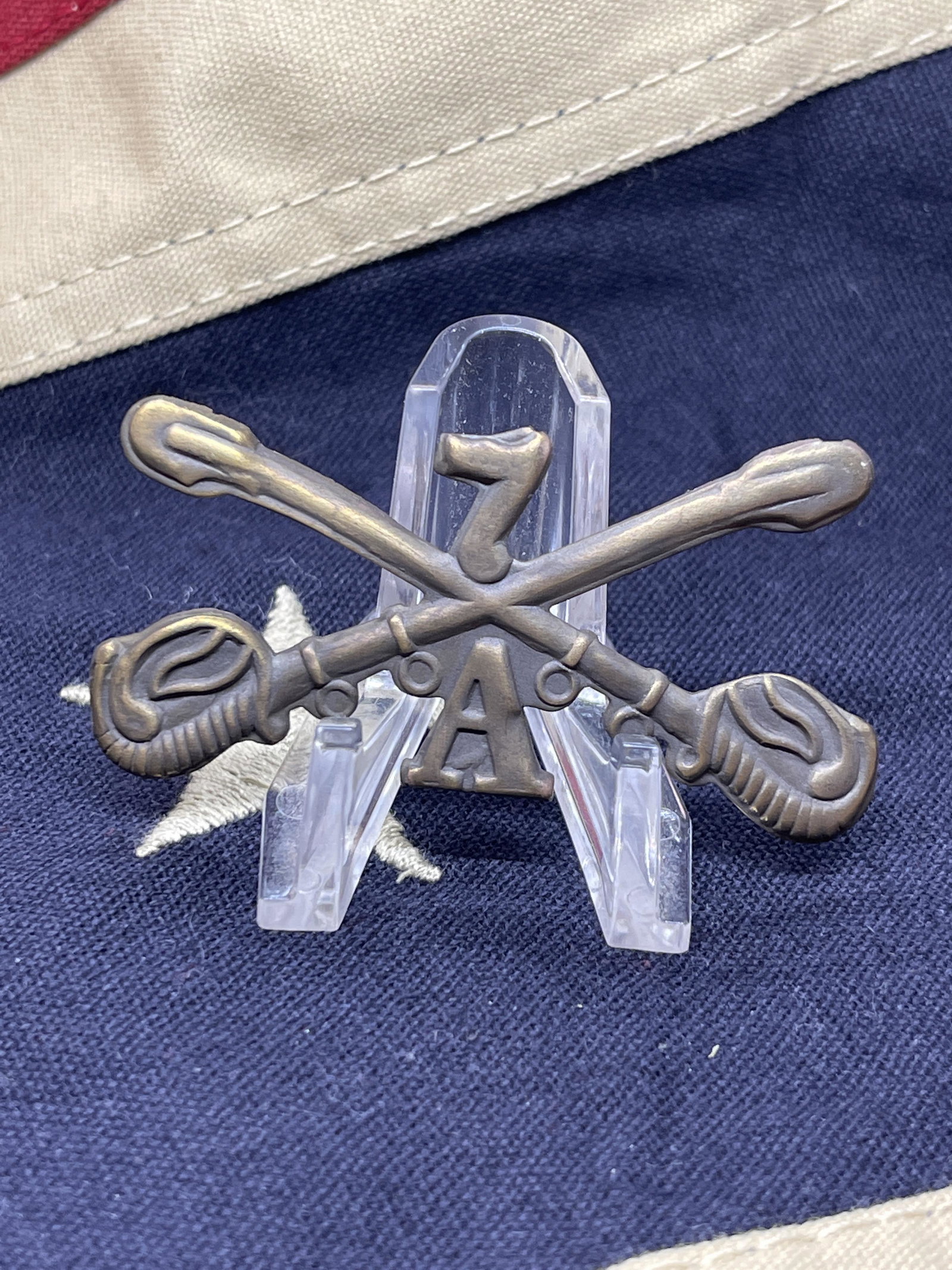 RARE 1870'S CUSTER'S CAVALRY UNIT 7 HAT INSIGNIA: RARE 1870'S CUSTER'S CAVALRY UNIT 7 HAT INSIGNIA. IN MINT OVERALL SHAPE AND CONDITION. HAS A GREAT LOOK TO IT WITH AN EXCELLENT OVERALL EYE APPEAL. A GREAT FIND AND AN EXCELLENT ADDITION TO YOUR COLLE