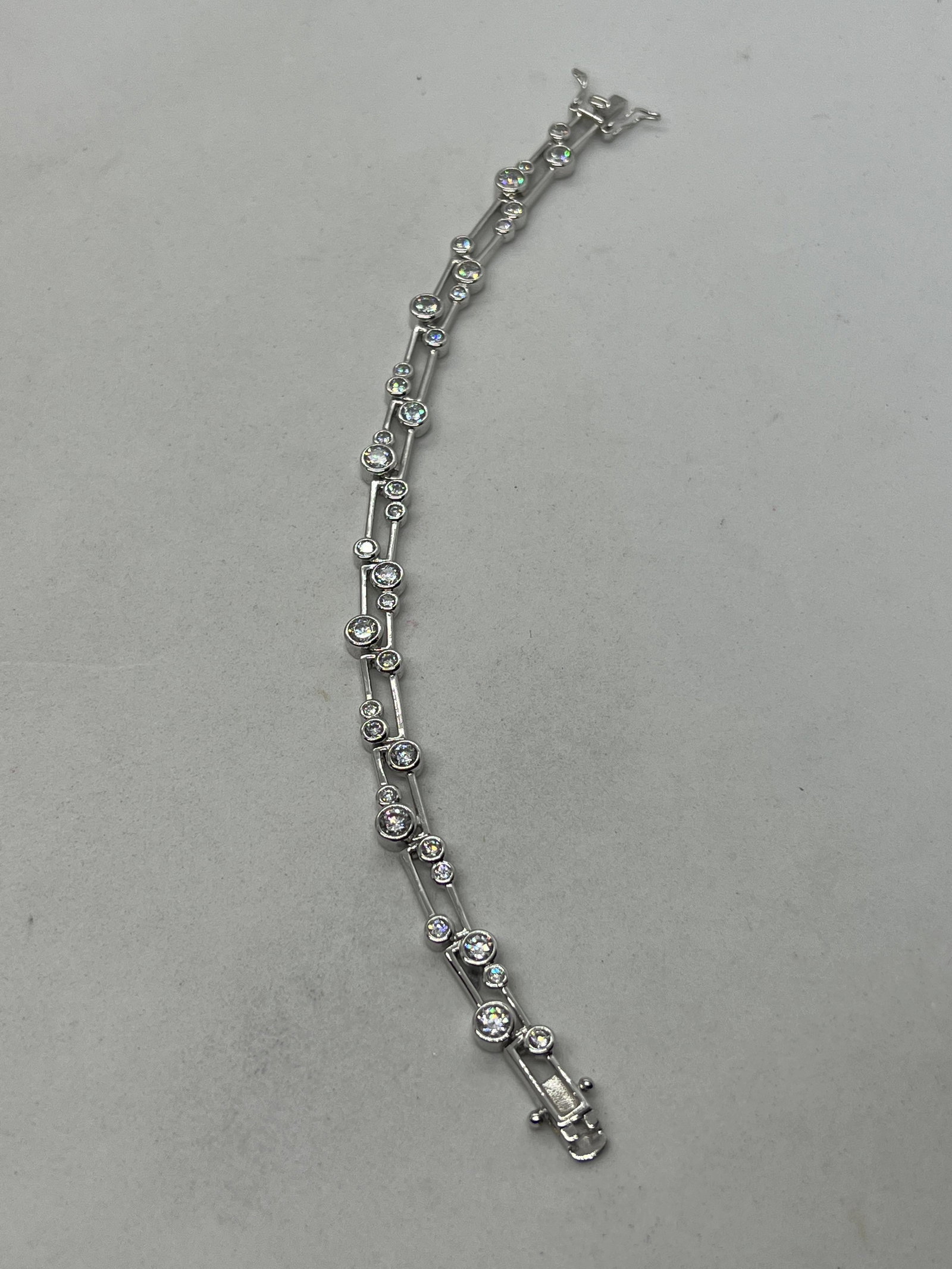 MODERN STERLING SILVER COCKTAIL TENNIS BRACELET: MODERN STERLING SILVER COCKTAIL TENNIS BRACELET. IN MINT OVERALL SHAPE AND CONDITION. HAS A GREAT LOOK TO IT WITH AN EXCELLENT OVERALL EYE APPEAL. A GREAT FIND AND AN EXCELLENT ADDITION TO YOUR COLLEC
