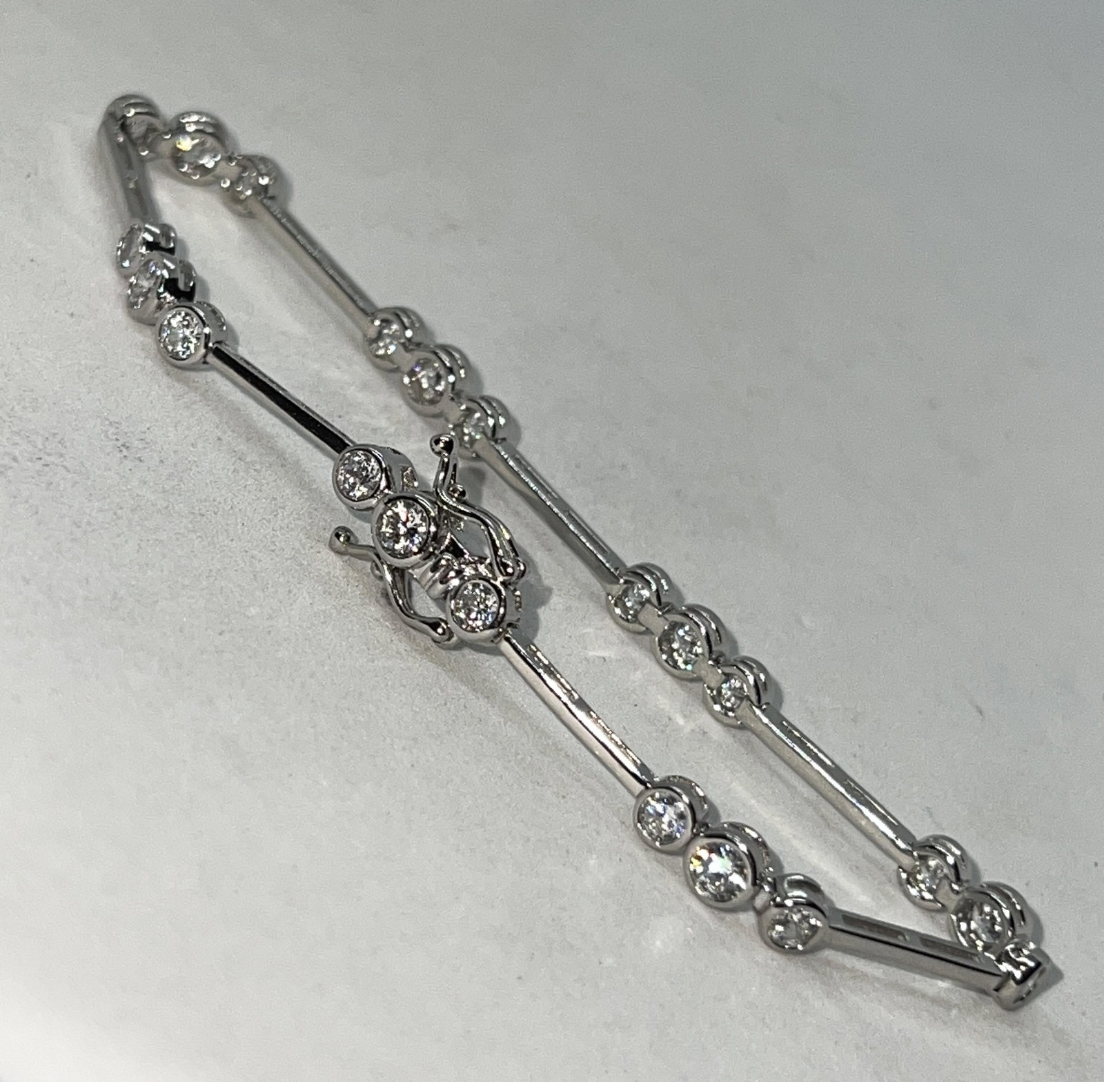 ESTATE STERLING SILVER COCKTAIL TENNIS BRACELET: ESTATE STERLING SILVER COCKTAIL TENNIS BRACELET. IN MINT OVERALL SHAPE AND CONDITION. HAS A GREAT LOOK TO IT WITH AN EXCELLENT OVERALL EYE APPEAL. A GREAT FIND AND AN EXCELLENT ADDITION TO YOUR COLLEC