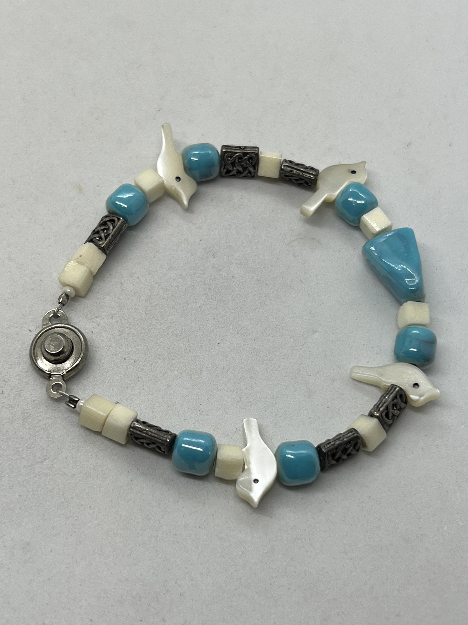 ESTATE STERLING SILVER GEMSTONE CHARM BRACELET: ESTATE STERLING SILVER GEMSTONE CHARM BRACELET. IN MINT OVERALL SHAPE AND CONDITION. A GREAT FIND AND AN EXCELLENT ADDITION TO YOUR COLLECTION.