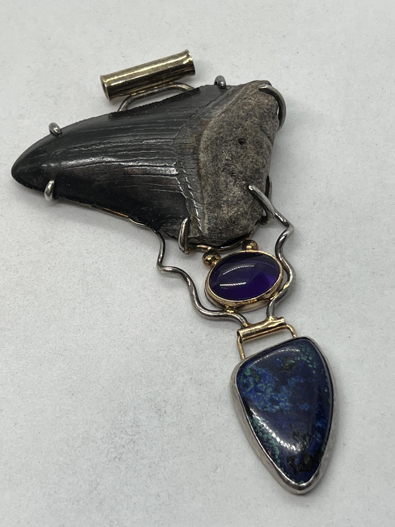 DESIGNER SUSAN GALLAGHER STERLING & 18K SHARK TOOTH: DESIGNER SUSAN GALLAGHER STERLING & 18K SHARK TOOTH PENDANT. A RARE FIND. THIS BEAUTIFUL PENDANT IS INLAID WITH LAPIS LAZULI, AMETHYST, AND SHARK TOOTH SET IN A STERLING SILVER AND 18K GOLD MOUNTING. 