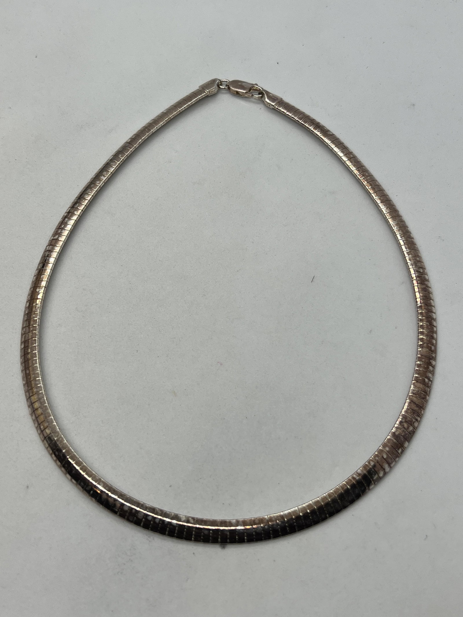 MILOR ITALY STERLING SILVER CHOCKER FLEXIBLE NECKLACE: MILOR ITALY STERLING SILVER CHOCKER FLEXIBLE NECKLACE CHAIN. IN MINT OVERALL SHAPE AND CONDITION. HAS A GREAT LOOK TO IT WITH AN EXCELLENT OVERALL EYE APPEAL. A GREAT FIND AND AN EXCELLENT ADDITION TO
