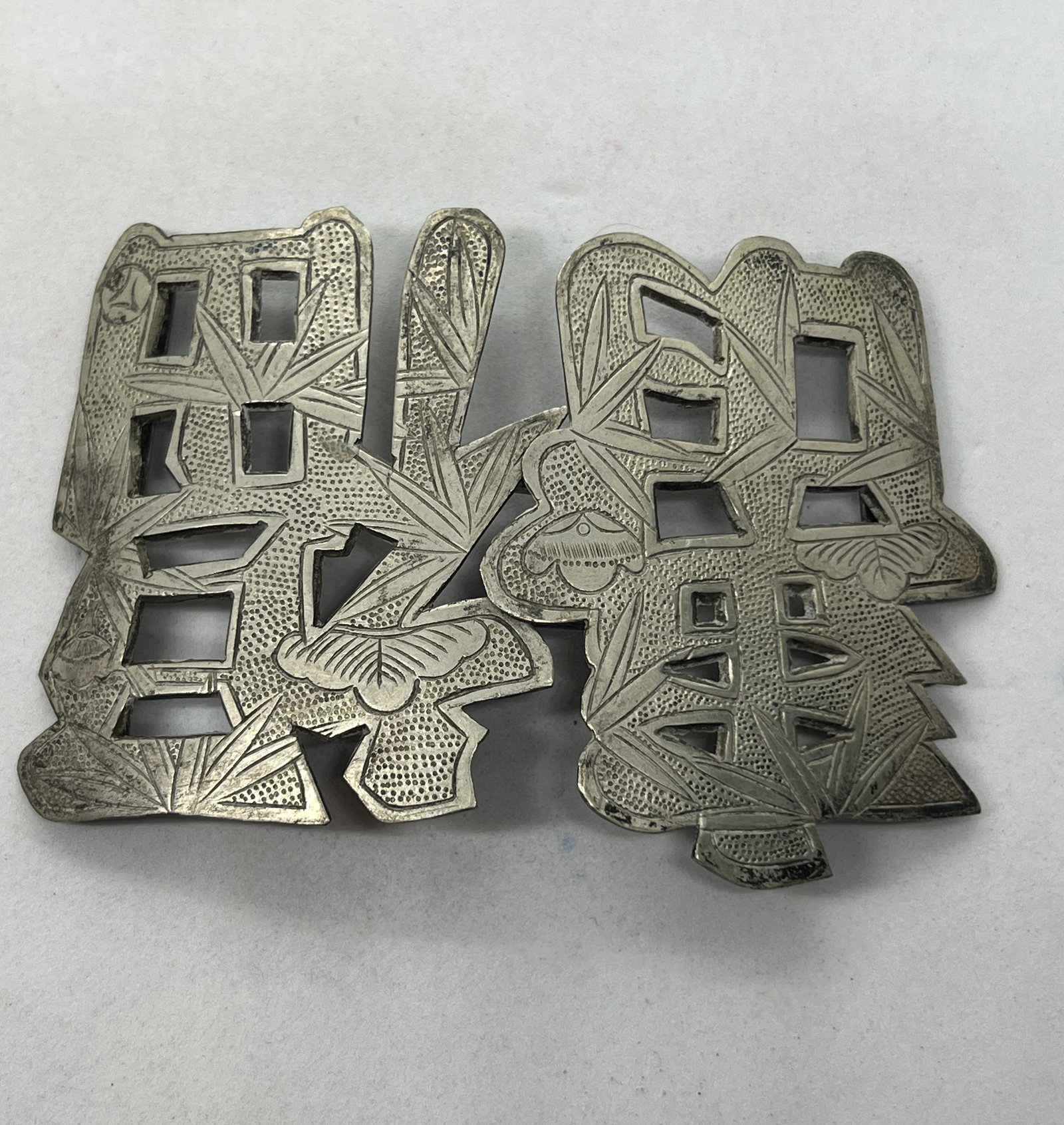 ANTIQUE JAPANESE SAMURAI OFFICER SILVER BELT BUCKLE: ANTIQUE JAPANESE SAMURAI OFFICER SILVER BELT BUCKLE. A RARE FIND. IN MINT OVERALL SHAPE AND CONDITION. HAS A GREAT LOOK TO IT WITH AN EXCELLENT OVERALL EYE APPEAL. A GREAT FIND AND AN EXCELLENT ADDITI