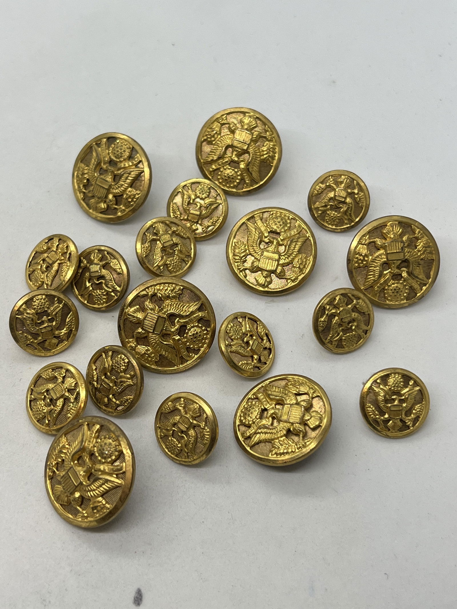 COLLECTION LOT OF WW2 U.S. EAGLE COAT/CUFF BUTTONS (1 of 3)