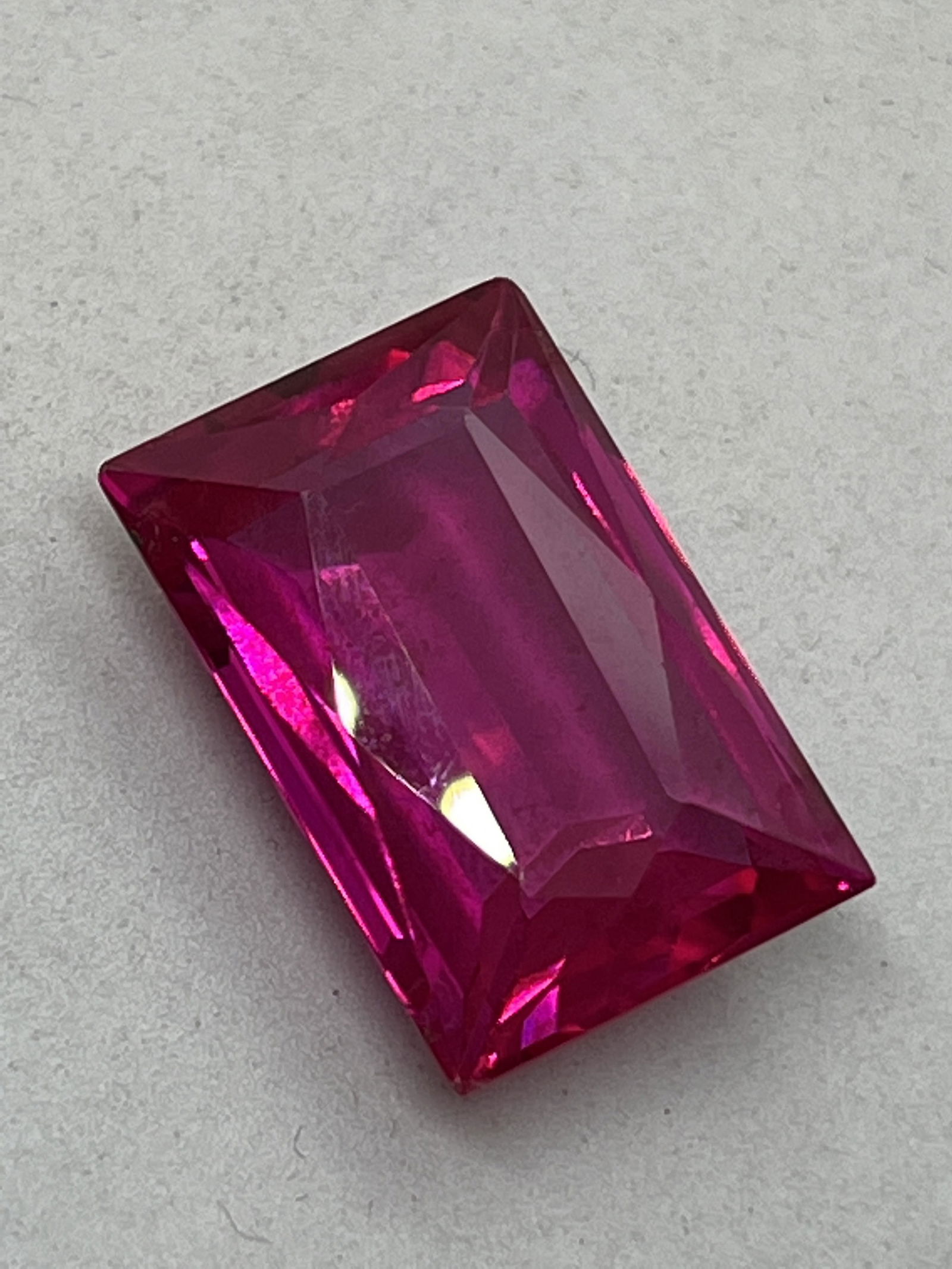 ESTATE 28 CTS RED COLOR LOOSE GEMSTONE (1 of 2)