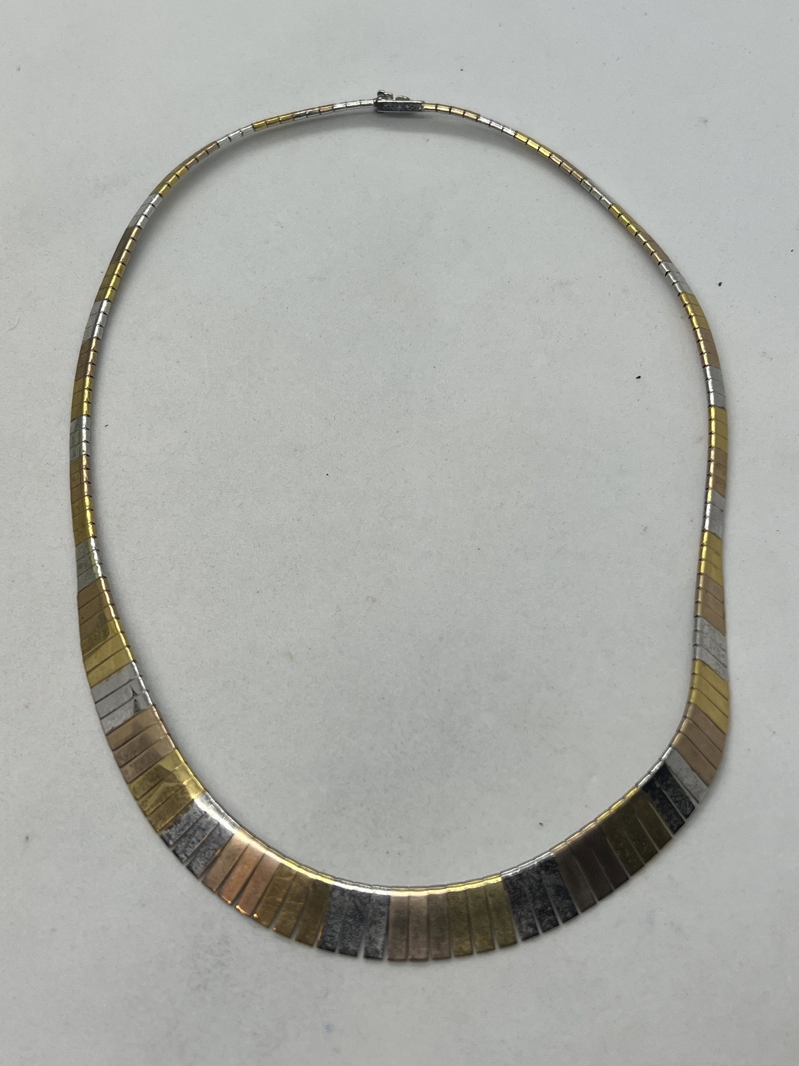 ESTATE TRI-COLOR STERLING SILVER LADIES CHOKER NECKLACE: ESTATE TRI-COLOR STERLING SILVER LADIES CHOKER NECKLACE. IN MINT OVERALL SHAPE AND CONDITION. HAS A GREAT LOOK TO IT WITH AN EXCELLENT OVERALL EYE APPEAL. A GREAT FIND AND AN EXCELLENT ADDITION TO YOU