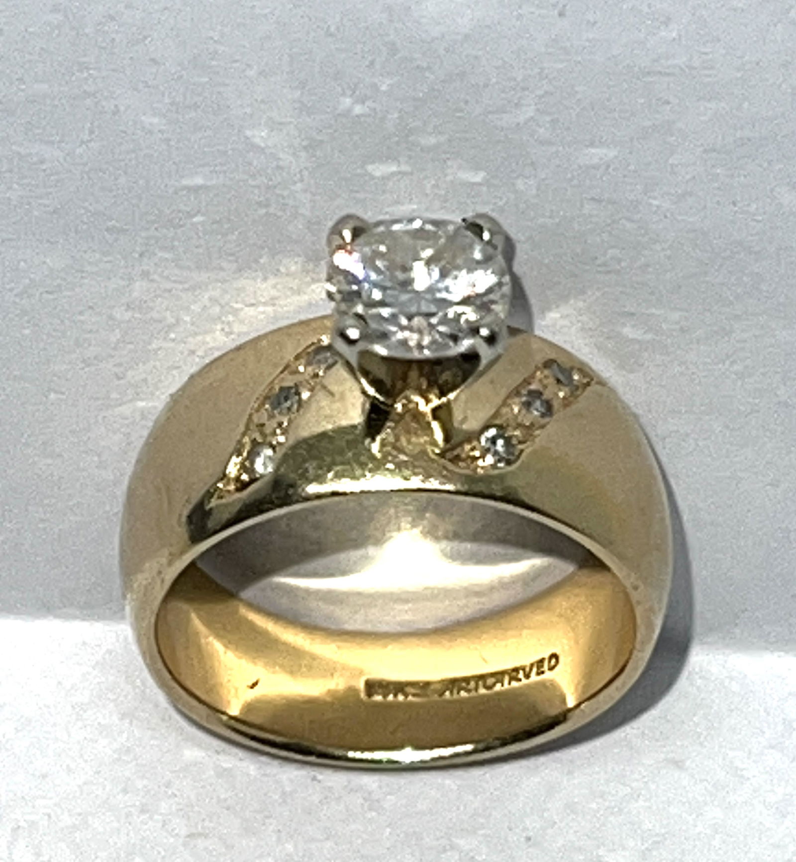 ARTCARVED 14K GOLD 0.90 CT SI,G-H DIAMOND WEDDING RING: ARTCARVED 14K GOLD 0.90 CT SI,G-H DIAMOND WEDDING RING SZ 6. IN MINT OVERALL SHAPE AND CONDITION. HAS A CENTER DIAMOND THAT IS APPROX. 0.90 CT ROUND WHICH IS SI IN CLARITY WITH A COLOR GRADING OF G-H.