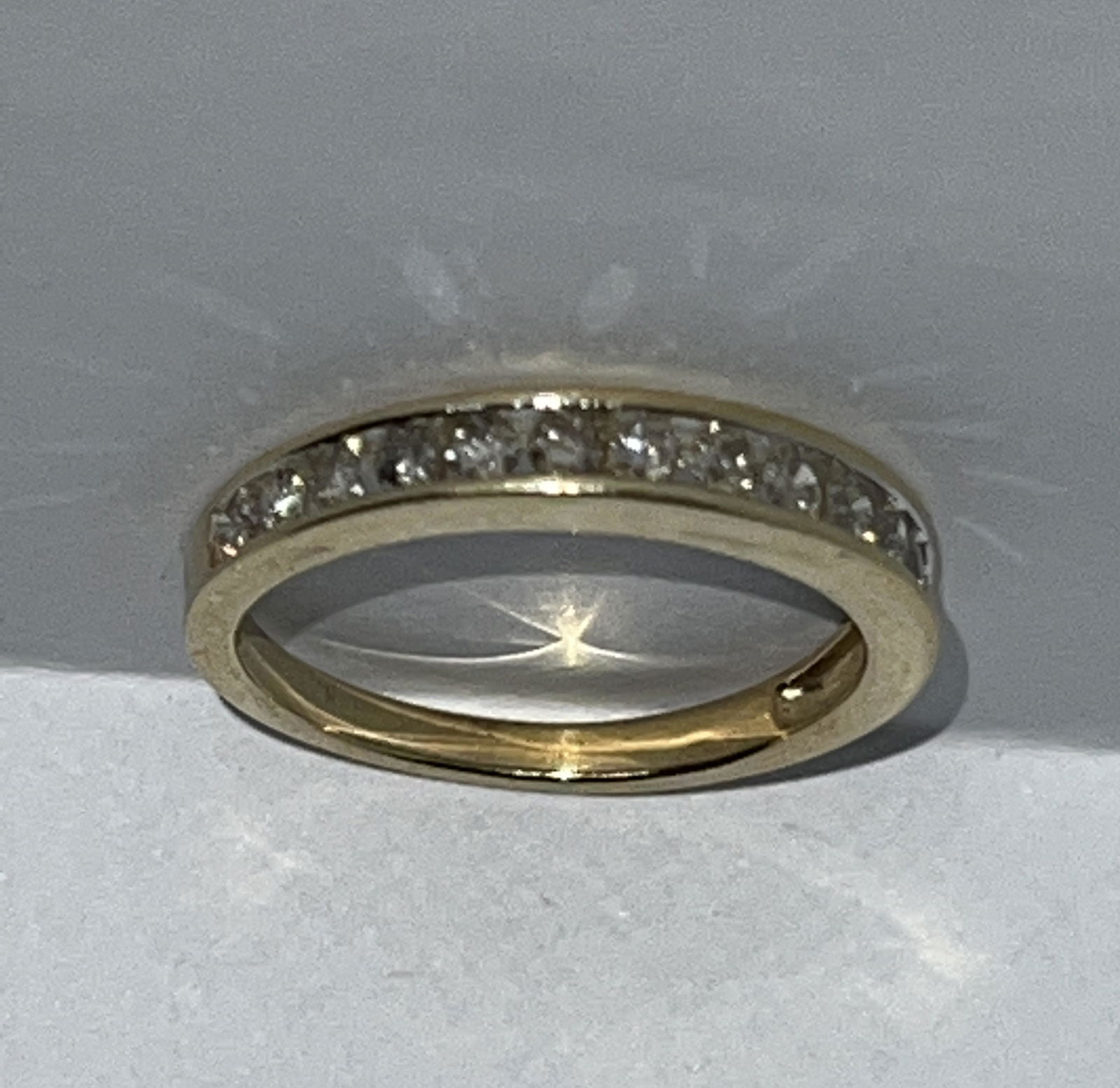 10K GOLD 0.40 TCW SI,G DIAMONDS WEDDING BAND SZ 7: 10K GOLD 0.40 TCW SI,G DIAMONDS WEDDING BAND SZ 7. IN MINT OVERALL SHAPE AND CONDITION. HAS A GREAT LOOK TO IT WITH AN EXCELLENT OVERALL EYE APPEAL. A GREAT FIND AND AN EXCELLENT ADDITION TO YOUR COLL