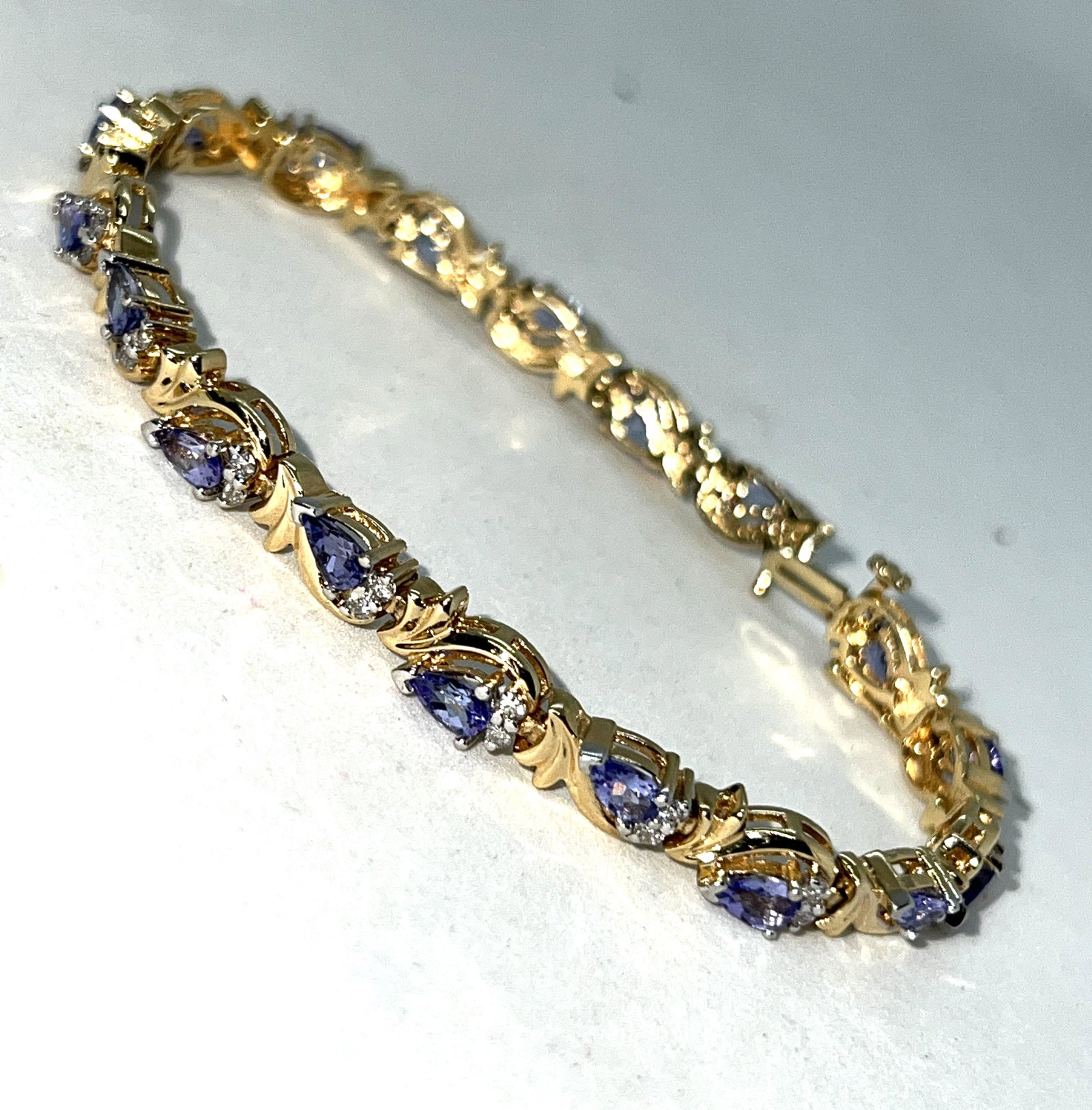 14K GOLD 4.50 TCW TANZANITE & DIAMONDS COCKTAIL: 14K GOLD 4.50 TCW TANZANITE & DIAMONDS COCKTAIL BRACELET. BRACELET WEIGHS 14.6 GRAMS. IT IS IN MINT OVERALL SHAPE AND CONDITION. HAS A GREAT LOOK TO IT WITH AN EXCELLENT OVERALL EYE APPEAL. A GREAT FI