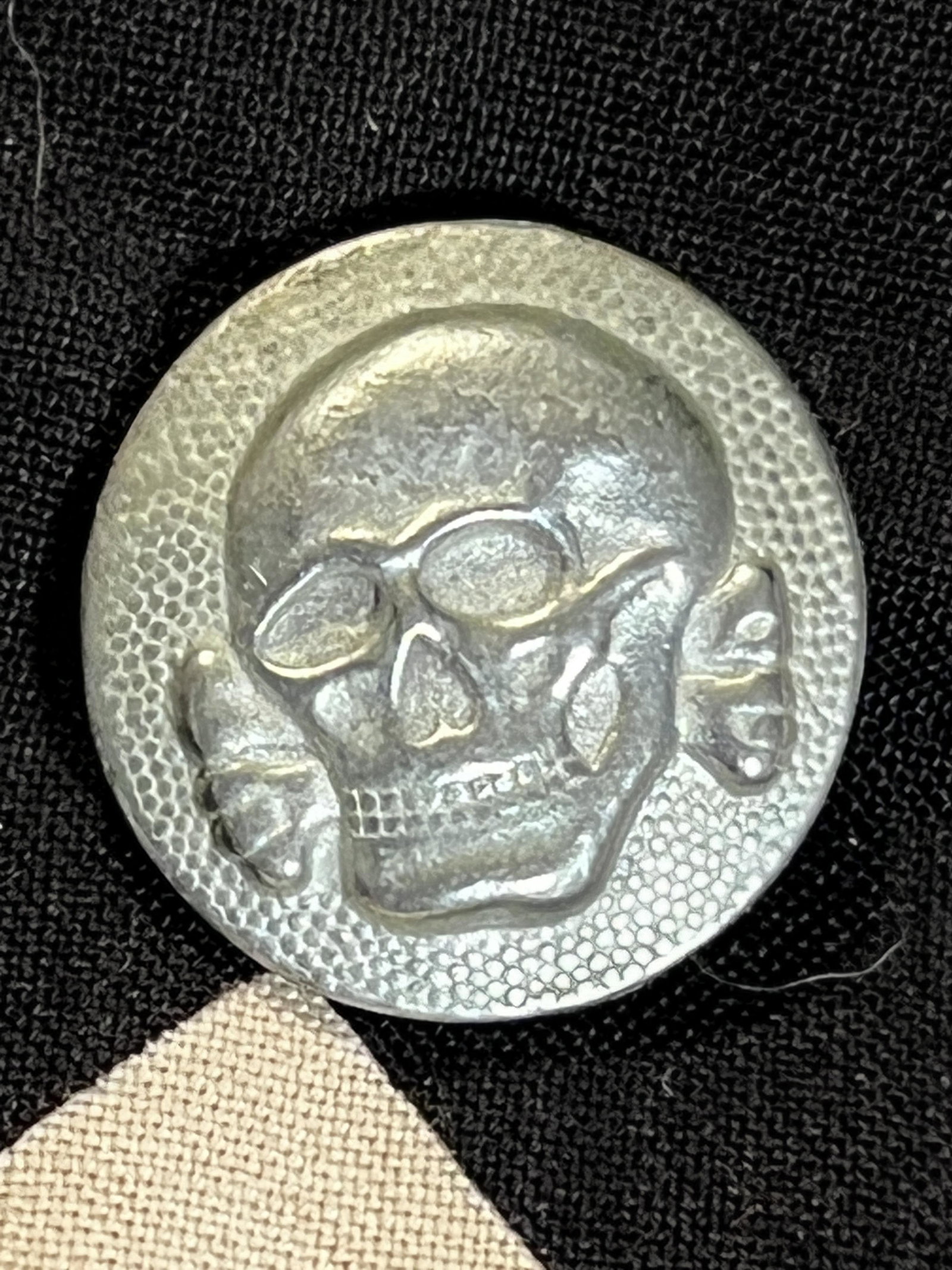 WW2 GERMAN TOTENKOPF OFFICER SKULL BUTTON W/MAKER MARKS: WW2 GERMAN TOTENKOPF OFFICER SKULL BUTTON W/MAKER MARKS. A VERY RARE FIND. IT IS IN MINT OVERALL SHAPE AND CONDITION WITH A BEAUTIFUL OVERALL PATIN. A GREAT FIND AND AN EXCELLENT ADDITION TO YOUR COLL