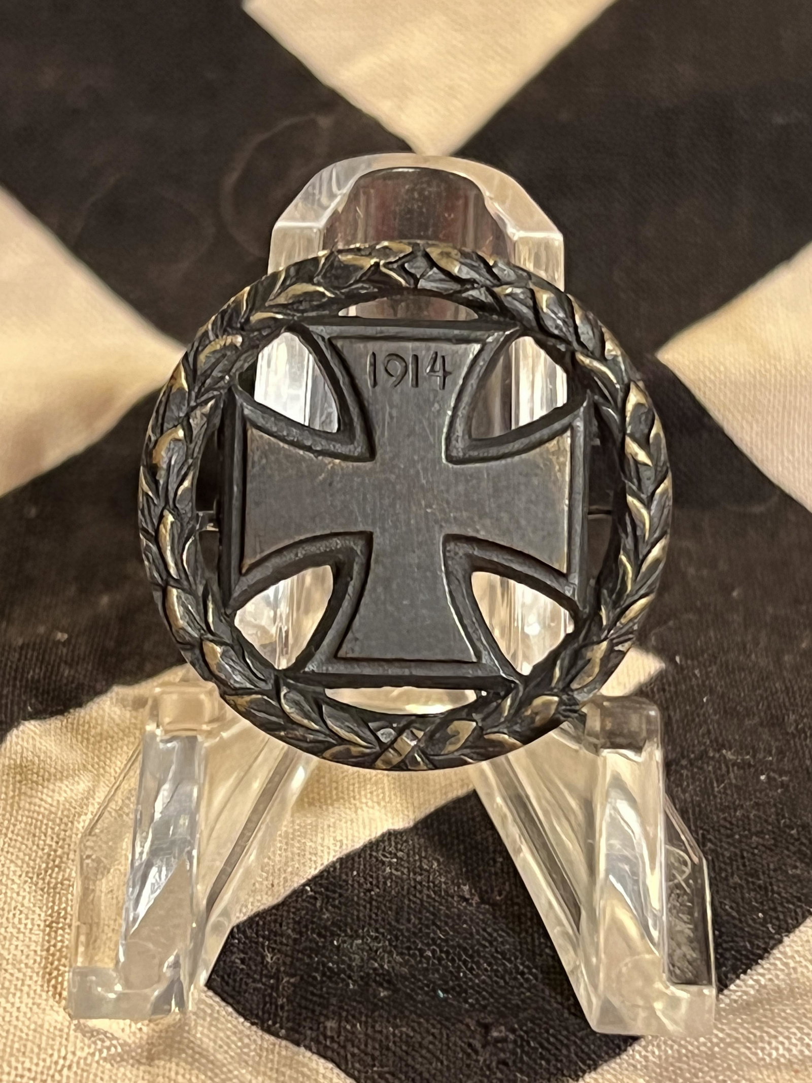 RARE WW1 GERMAN IRON CROSS PIN W/MAKER MARKS: RARE WW1 GERMAN IRON CROSS PIN W/MAKER MARKS. IN MINT OVERALL SHAPE AND CONDITION. HAS A GREAT LOOK TO IT WITH AN EXCELLENT OVERALL EYE APPEAL. A GREAT FIND AND AN EXCELLENT ADDITION TO YOUR COLLECTIO
