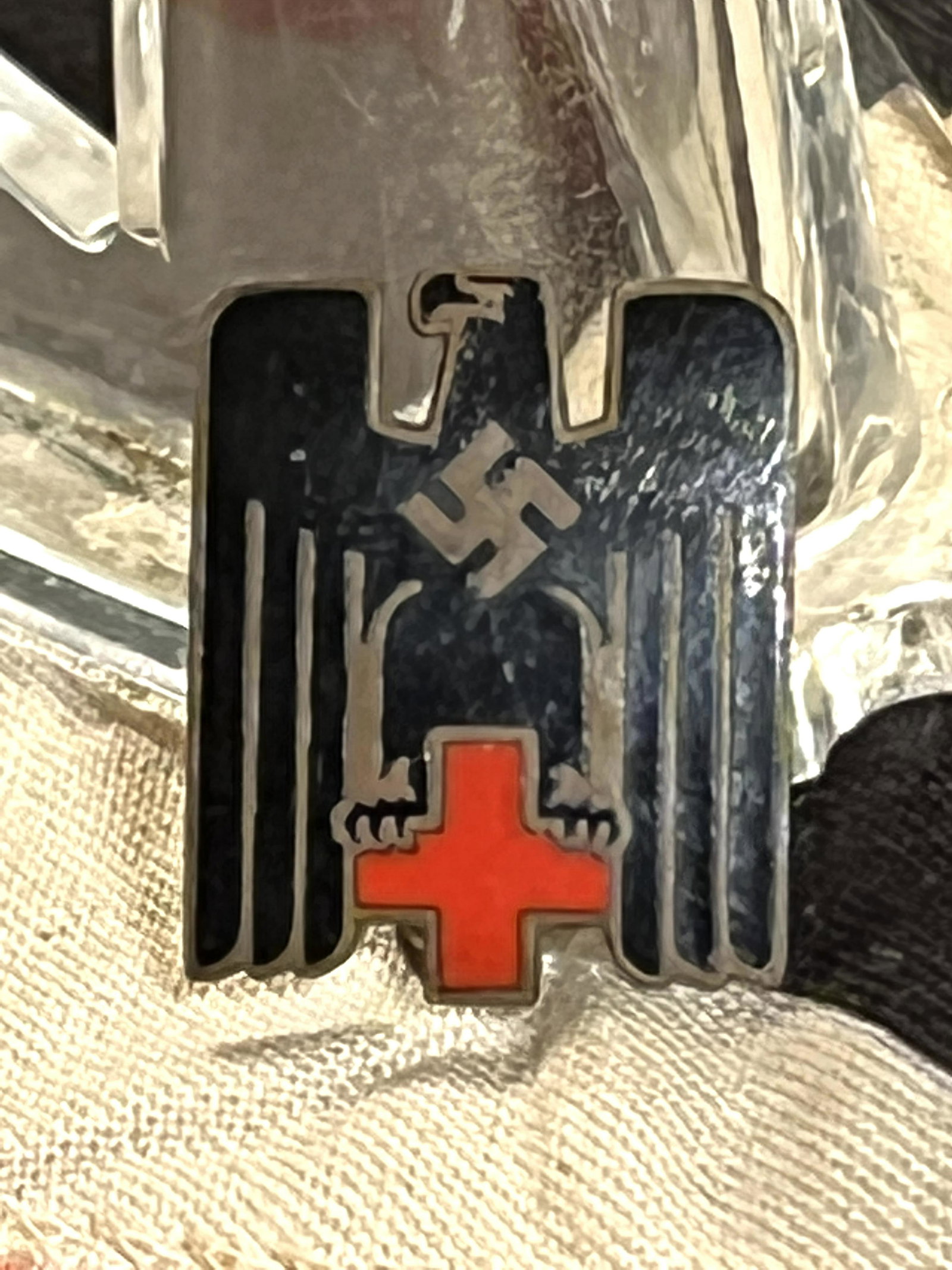 WW2 GERMAN DRK RED CROSS MEMBERSHIP LAPEL PIN W/MAKER: WW2 GERMAN DRK RED CROSS MEMBERSHIP LAPEL PIN W/MAKER MARKS. IN MINT OVERALL SHAPE AND CONDITION. HAS A GREAT LOOK TO IT WITH AN EXCELLENT OVERALL EYE APPEAL. PLEASE VIEW ALL DETAILED PICTURES. A GREA