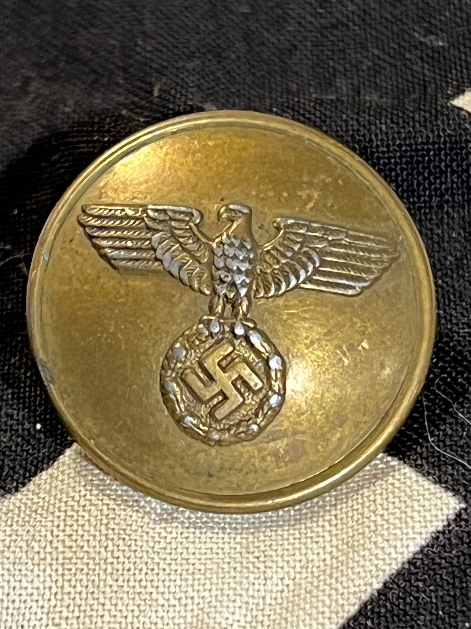 WW2 GERMAN REICHSBAHN UNIFORM COAT BUTTON W/MAKER MARKS: WW2 GERMAN REICHSBAHN UNIFORM COAT BUTTON W/MAKER MARKS. IN MINT OVERALL SHAPE AND CONDITION WITH A BEAUTIFUL OVERALL PATINA. A GREAT FIND AND AN EXCELLENT ADDITION TO YOUR COLLECTION.
