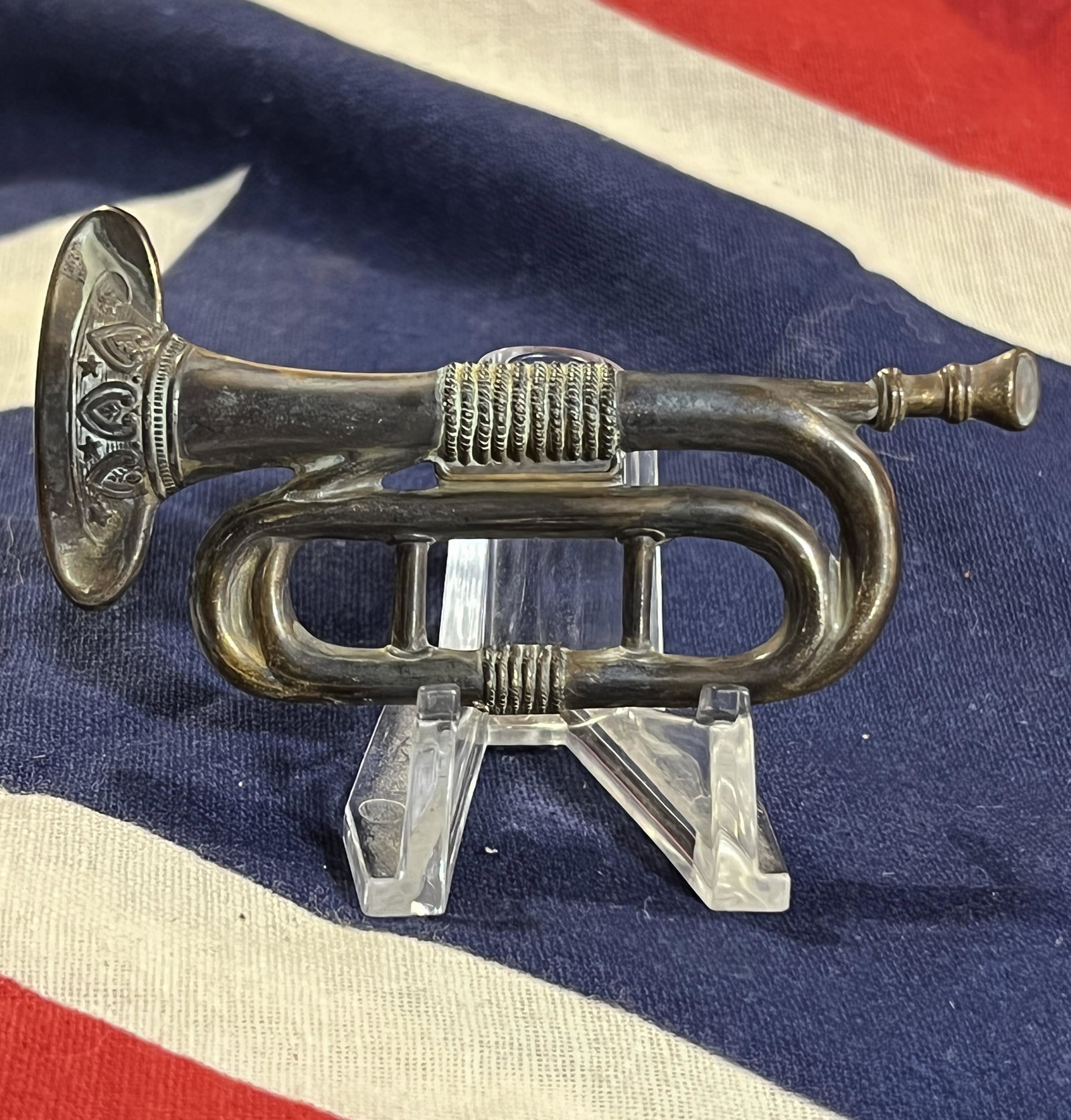 ANTIQUE CIVIL WAR CONFEDERATE RIFLEMAN INSIGNIA: ANTIQUE CIVIL WAR CONFEDERATE RIFLEMAN INSIGNIA. IN MINT OVERALL SHAPE AND CONDITION WITH A BEAUTIFUL OVERALL PATINA. HAS A GREAT LOOK TO IT WITH AN EXCELLENT OVERALL EYE APPEAL. A GREAT FIND AND AN E