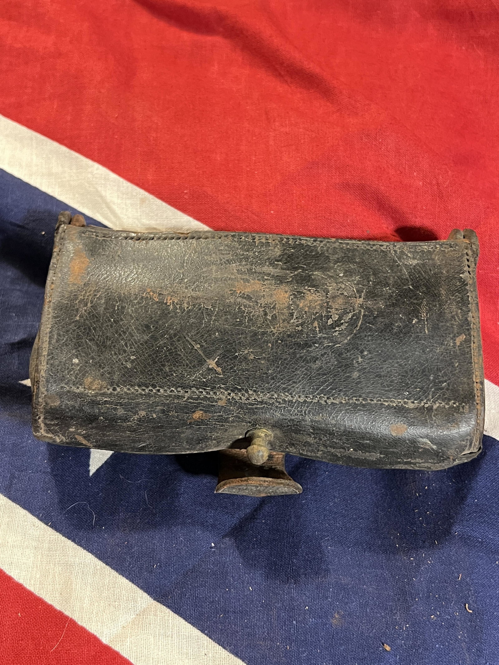 CIVIL WAR ERA U.S. LEATHER CARTRIDGE BOX: CIVIL WAR ERA U.S. LEATHER CARTRIDGE BOX. IN INT OVERALL SHAPE AND CONDITION WITH A BEAUTIFUL OVERALL PATINA. A GREAT FIND AND AN EXCELLENT ADDITION TO YOUR COLLECTION.