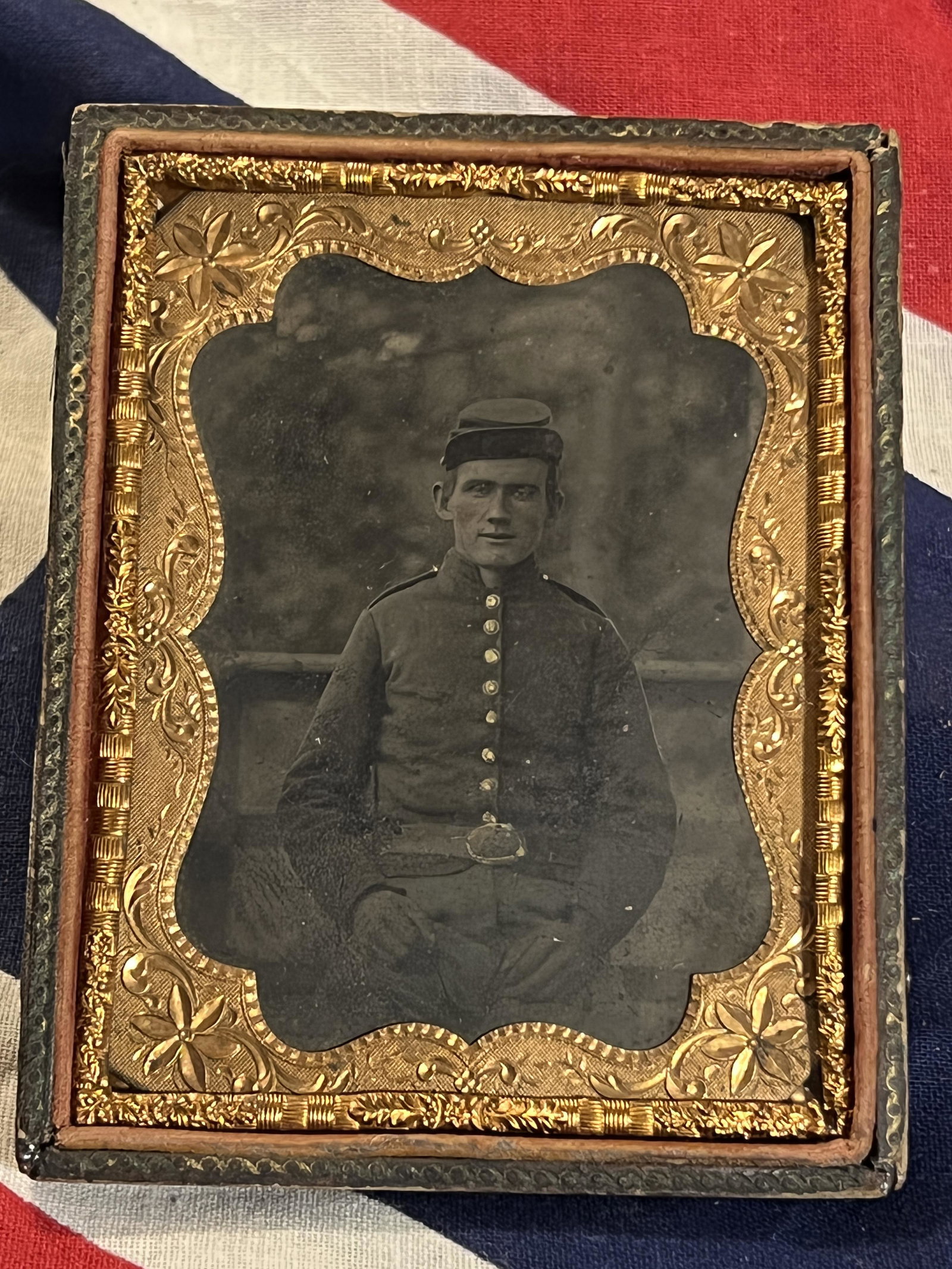 CIVIL WAR CONFEDERATE WARRIOR AMBROTYPE PHOTOGRAPH: CIVIL WAR CONFEDERATE WARRIOR AMBROTYPE PHOTOGRAPH. THIS CONFEDERATE WARRIOR IS IN HIS COMPLETE UNIFORM. PLEASE VIEW ALL DETAILED PICTURES. A GREAT FIND AND AN EXCELLENT ADDITION TO YOUR COLLECTION.