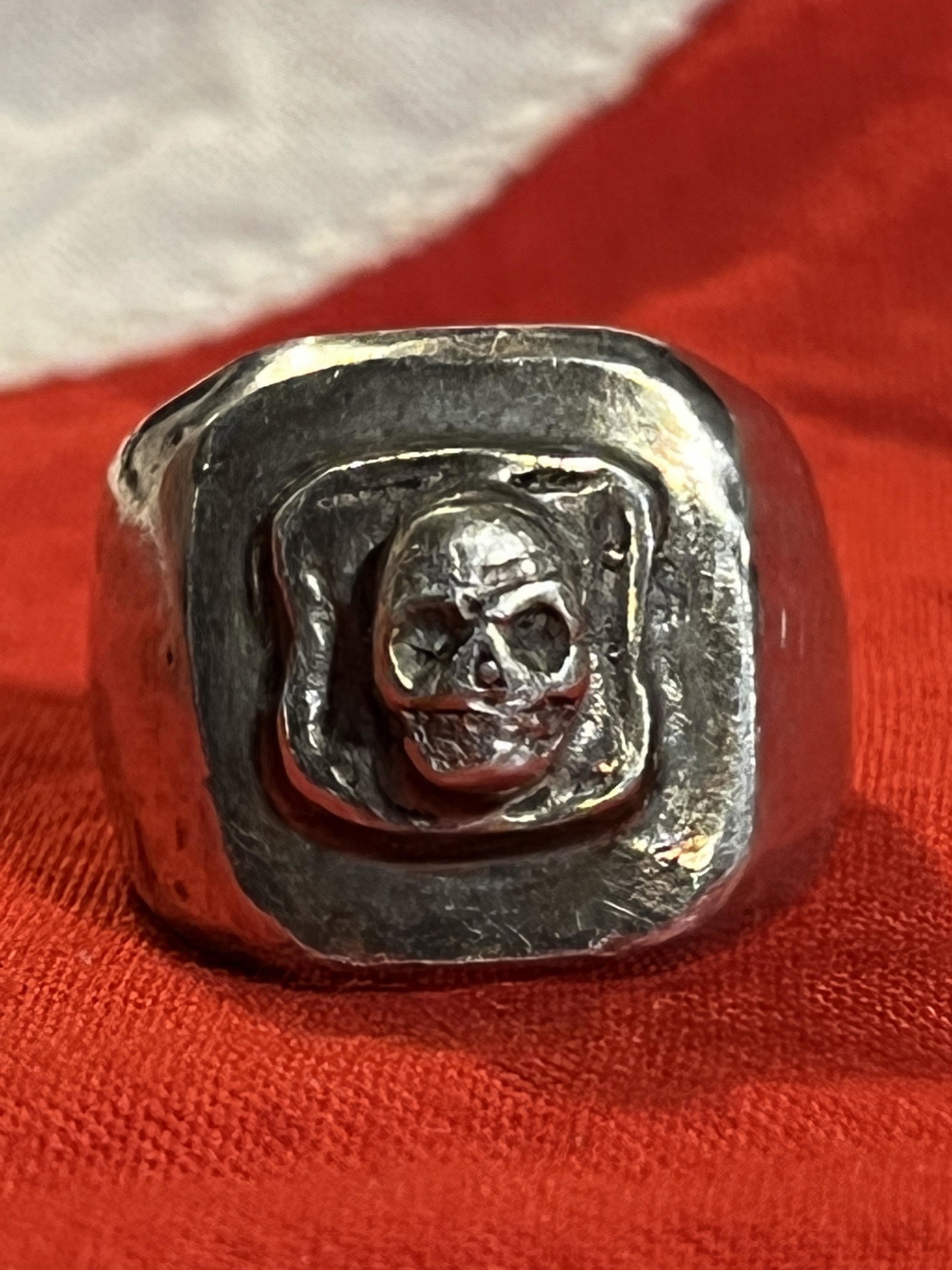 RARE WW2 GERMAN NAZI TOTENKOPF SS SKULL SILVER RING SZ: RARE WW2 GERMAN NAZI TOTENKOPF SS SKULL SILVER RING SZ 8.5. IN MINT OVERALL SHAPE AND CONDITION WITH A BEAUTIFUL OVERALL PATINA. HAS A GREAT LOOK TO IT WITH AN EXCELLENT OVERALL EYE APPEAL. PLEASE VIE