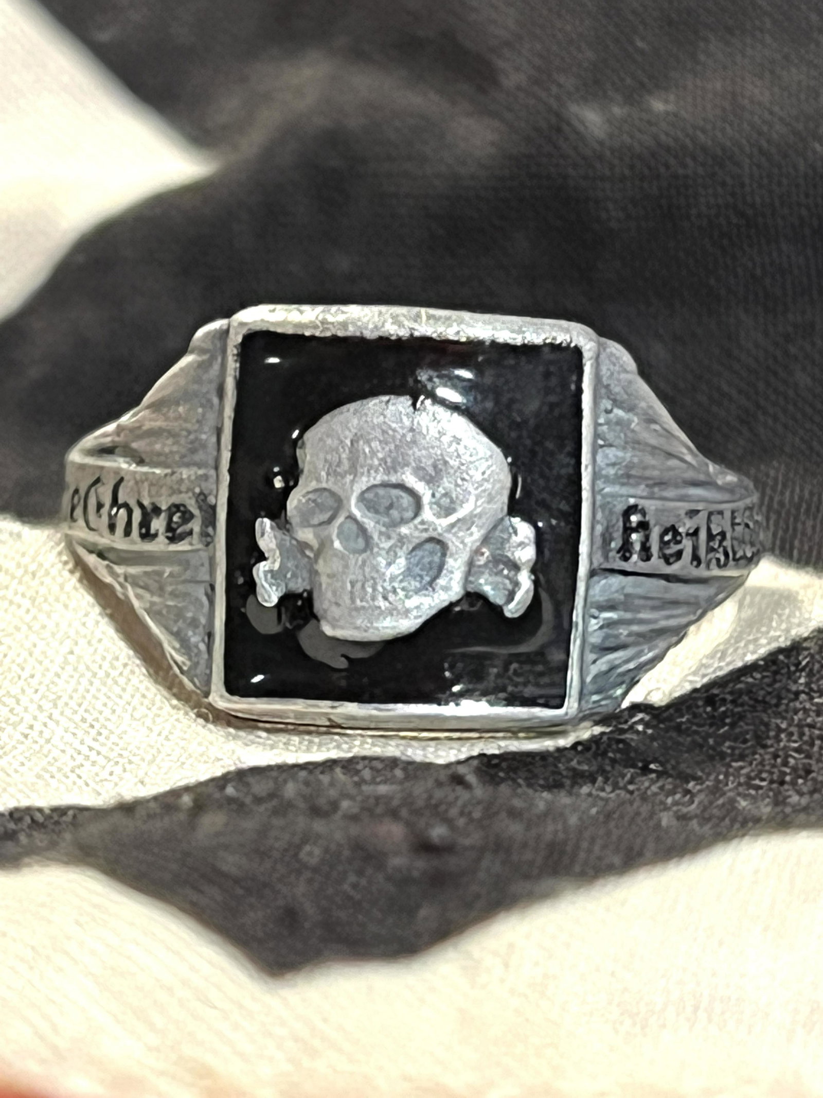 RARE WW2 GERMAN TOTENKOPF SS SKULL SILVER RING SZ 11: RARE WW2 GERMAN TOTENKOPF SS SKULL SILVER RING SZ 11. IN MINT OVERALL SHAPE AND CONDITON WITH A BEAUTIFUL OVERALL PATINA. HAS A GREAT LOOK TO IT WITH AN EXCELLENT OVERALL EYE APPEAL. APPEARS TO BE WEL