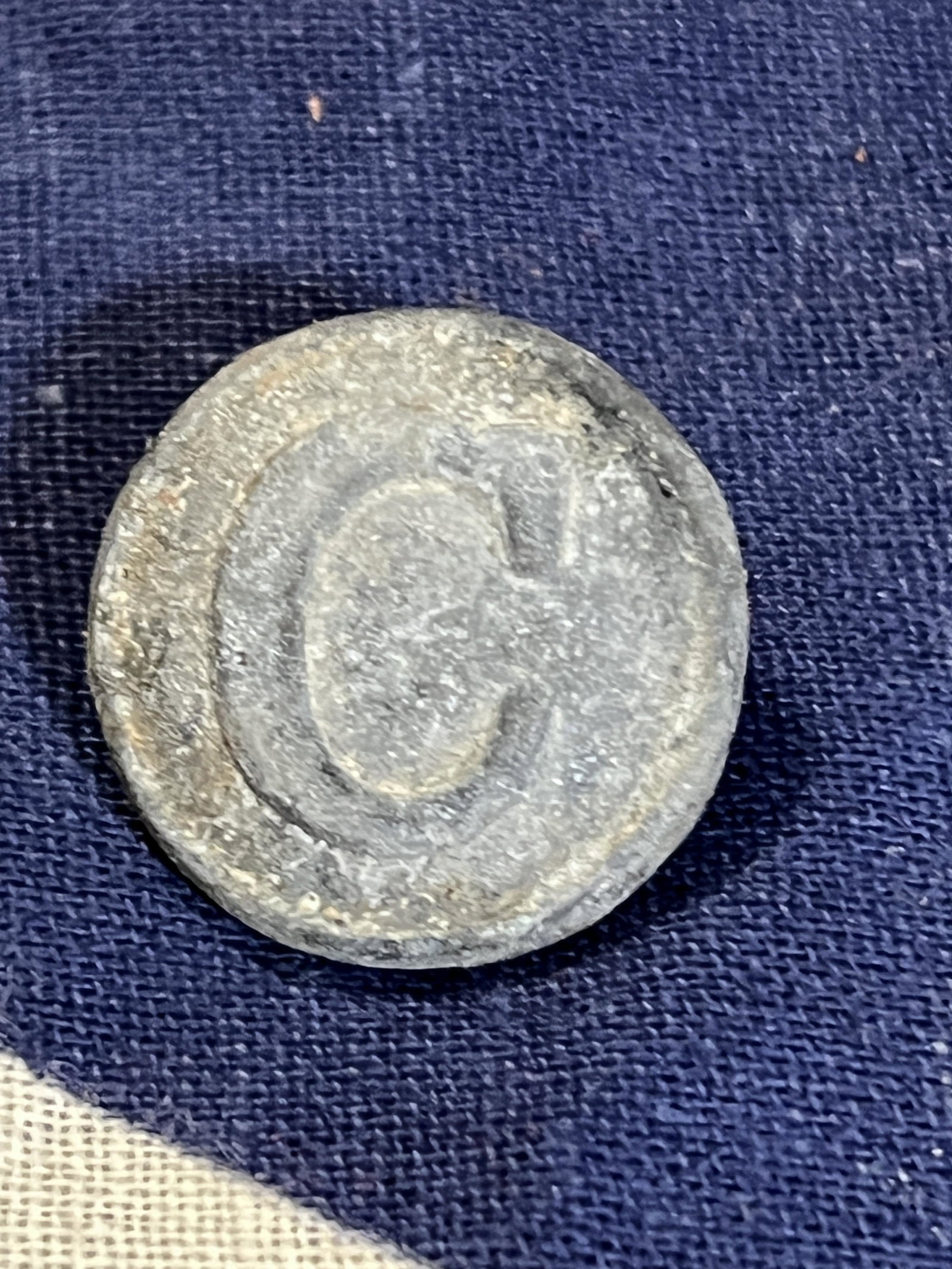 RARE CIVIL WAR CONFEDERATE "C" PEWTER BUTTON: RARE CIVIL WAR CONFEDERATE "C" PEWTER BUTTON. IN MINT OVERALL SHAPE AND CONDITION. HAS A GREAT LOOK TO IT WITH AN EXCELLENT OVERALL EYE APPEAL. A GREAT FIND AND AN EXCELLENT ADDITION TO YOUR COLLECTIO