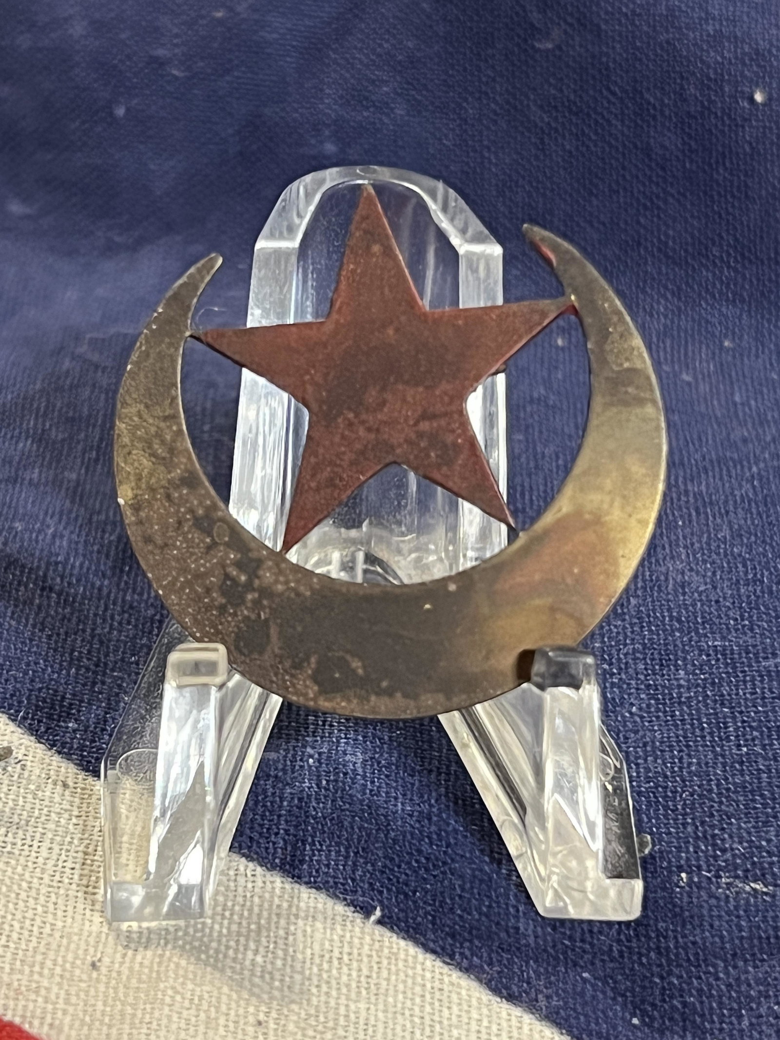 RARE CIVIL WAR UNION CORPS HAT INSIGNIA: RARE CIVIL WAR UNION CORPS HAT INSIGNIA. A VERY RARE FIND. IT IS IN MINT OVERALL SHAPE AND CONDITION. HAS A GREAT LOOK TO IT WITH AN EXCELLENT OVERALL EYE APPEAL. PLEASE VIEW ALL DETAILED PICTURES. A 