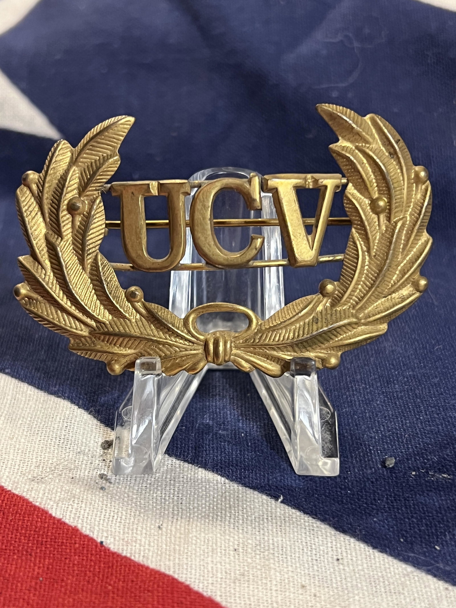 SCARCE CIVIL WAR UNITED CONFEDERATE VETERANS HAT: SCARCE CIVIL WAR UNITED CONFEDERATE VETERANS HAT INSIGNIA. IN MINT OVERALL SHAPE AND CONDITION. HAS A GREAT LOOK TO IT WITH AN EXCELLENT OVERALL EYE APPEAL. A GREAT FIND AND AN EXCELLENT ADDITION TO Y