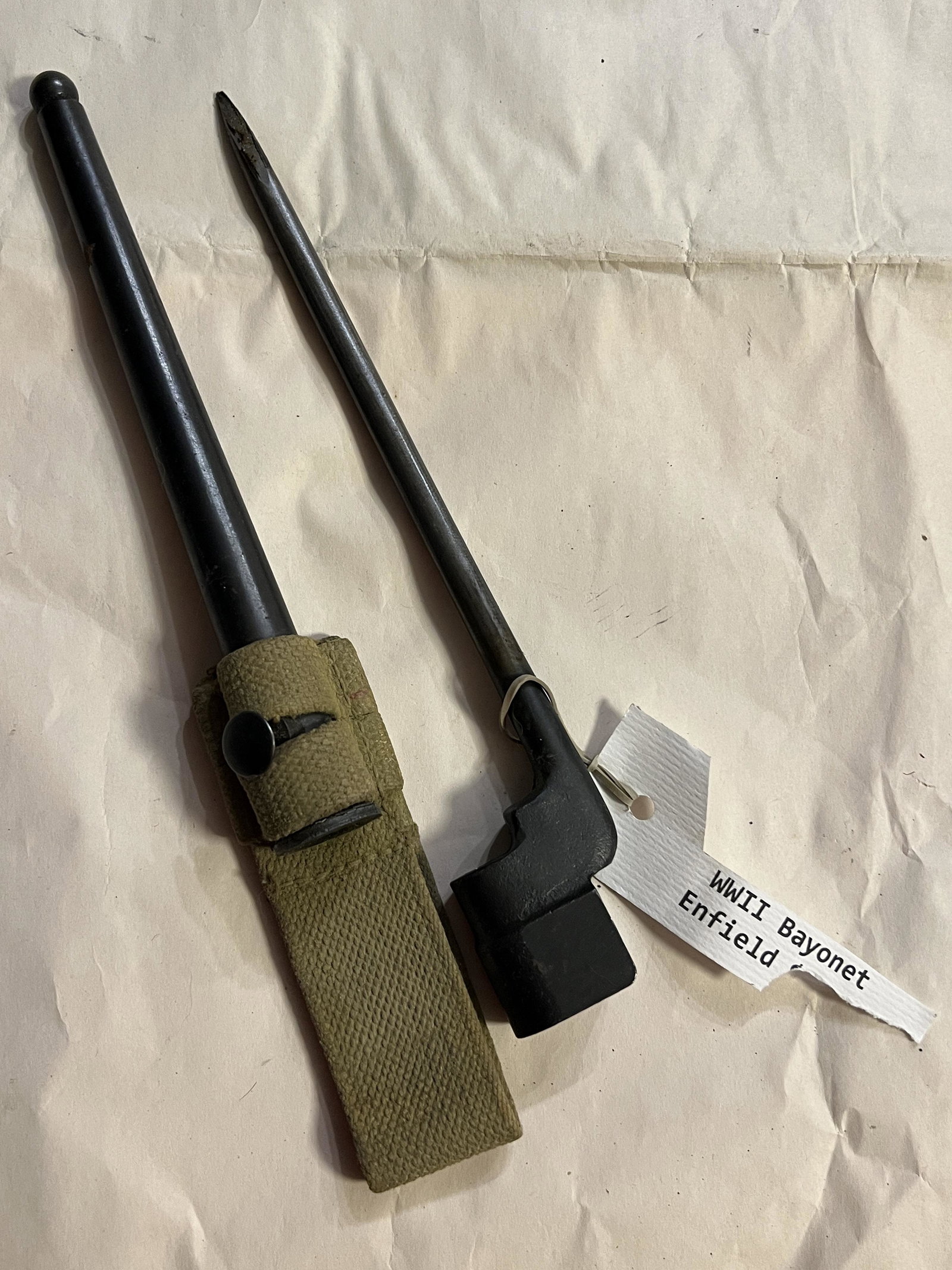 WW2 BRITISH ENFIELD BAYONET W/SCABBARD: WW2 BRITISH ENFIELD BAYONET W/SCABBARD. IN MINT OVERALL SHAPE AND CONDITION. HAS A GREAT LOOK TO IT WITH AN EXCELLENT OVERALL EYE APPEAL. A GREAT FIND AND AN EXCELLENT ADDITION TO YOUR COLLECTION.